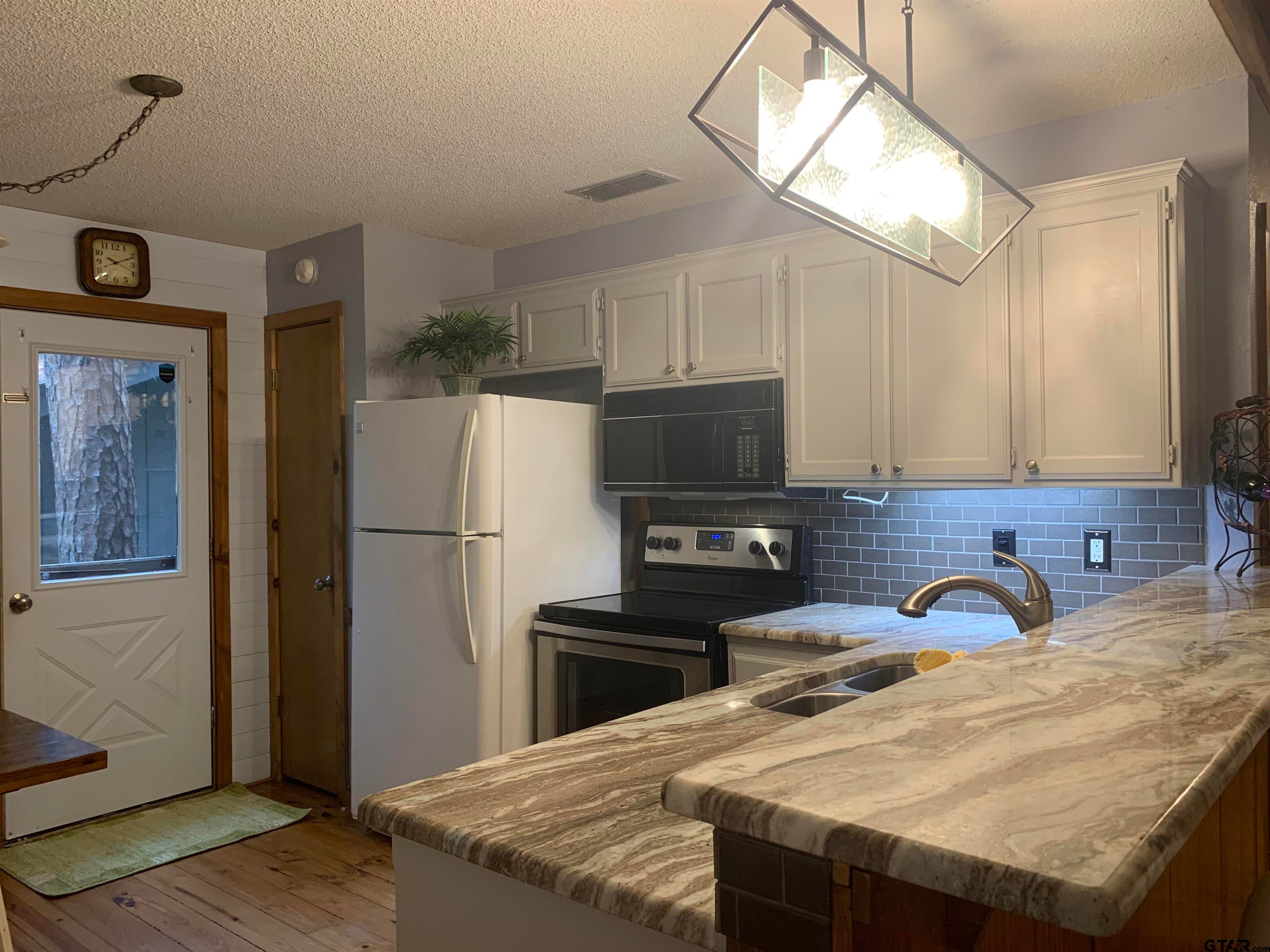 1042 Winding Trail