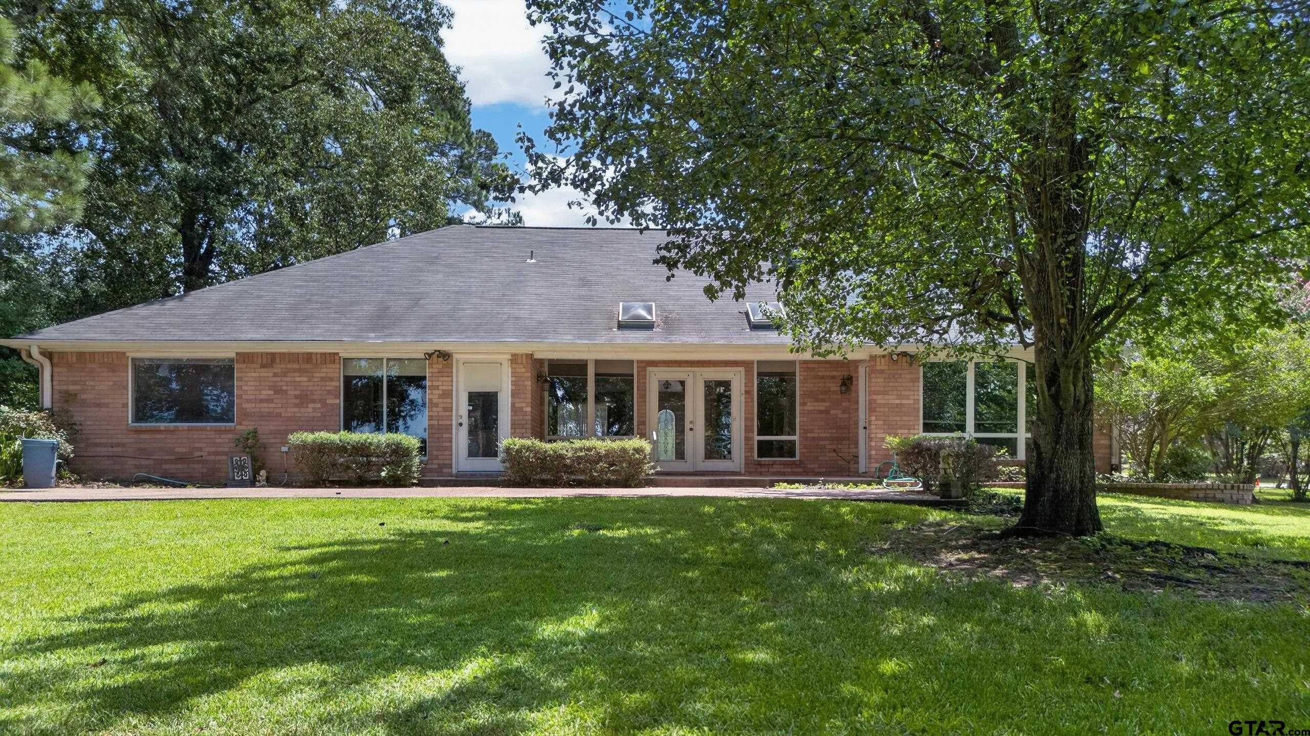 18012 W Lakeview Dr