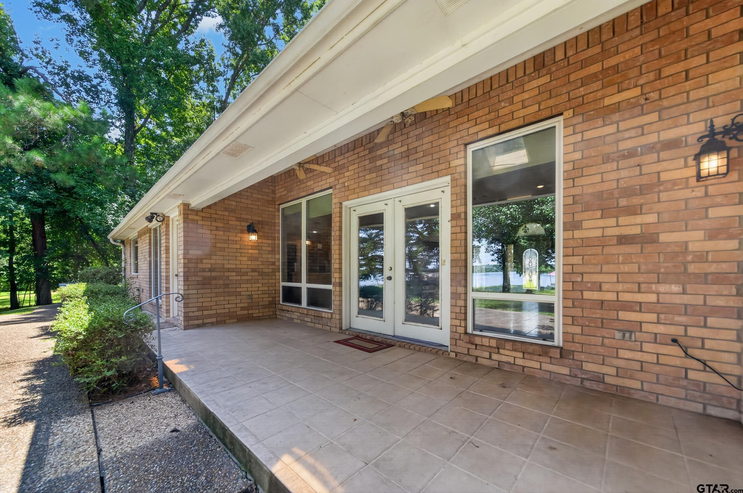 18012 W Lakeview Dr