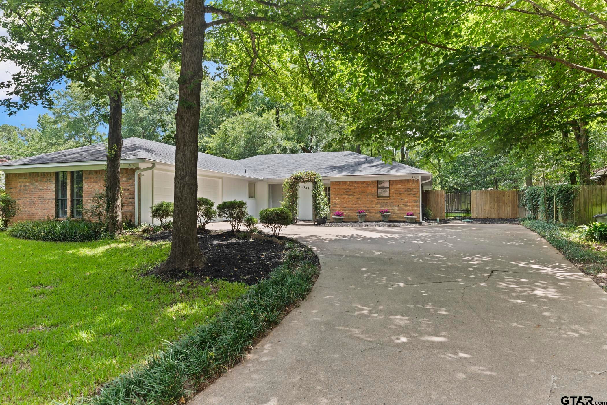 1743 Barbara Ct