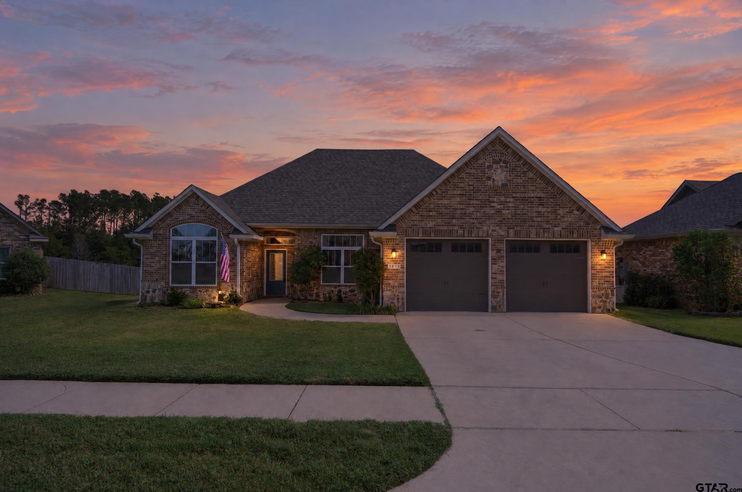 1513 White Bear Trl