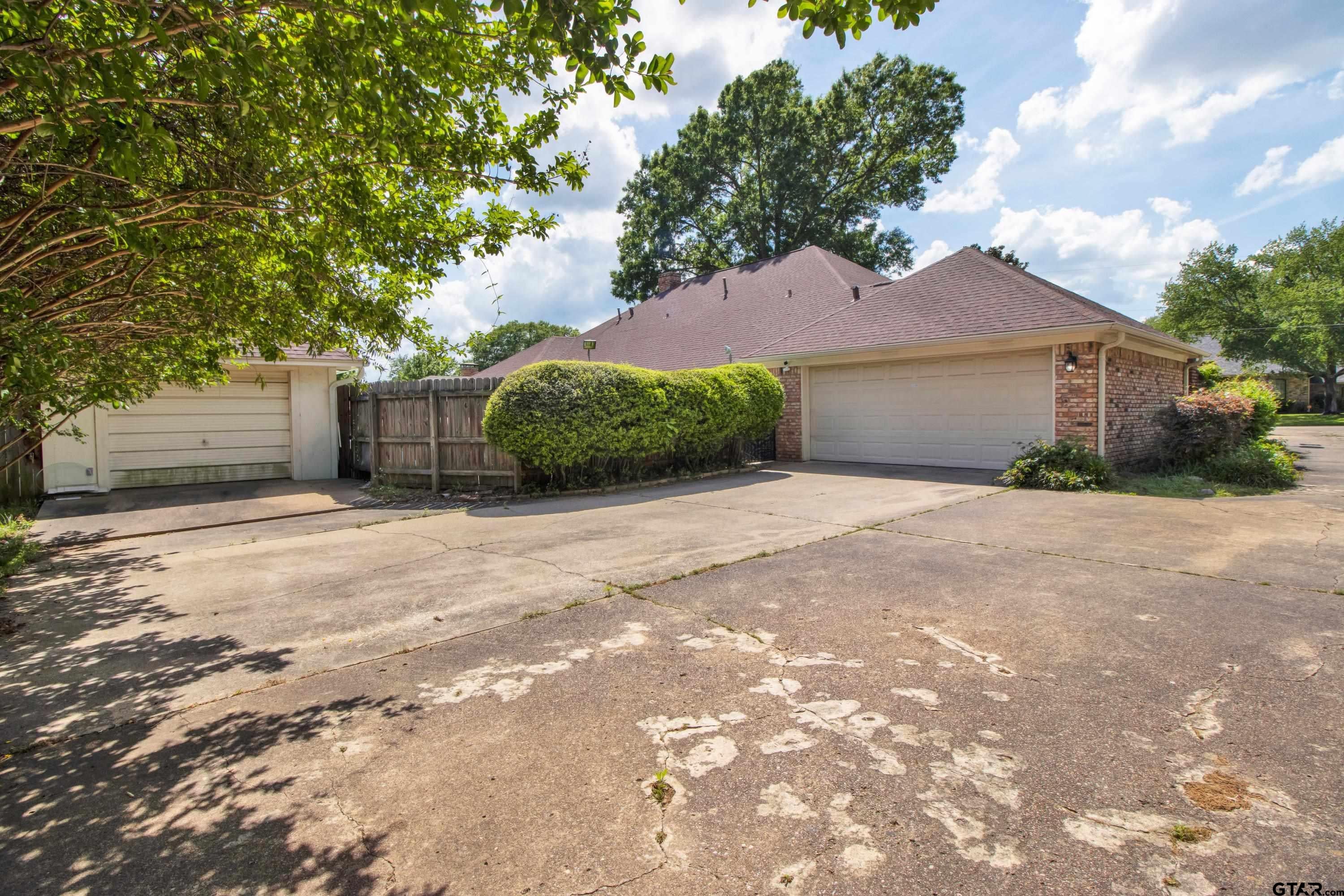 902 Kingsbury Court