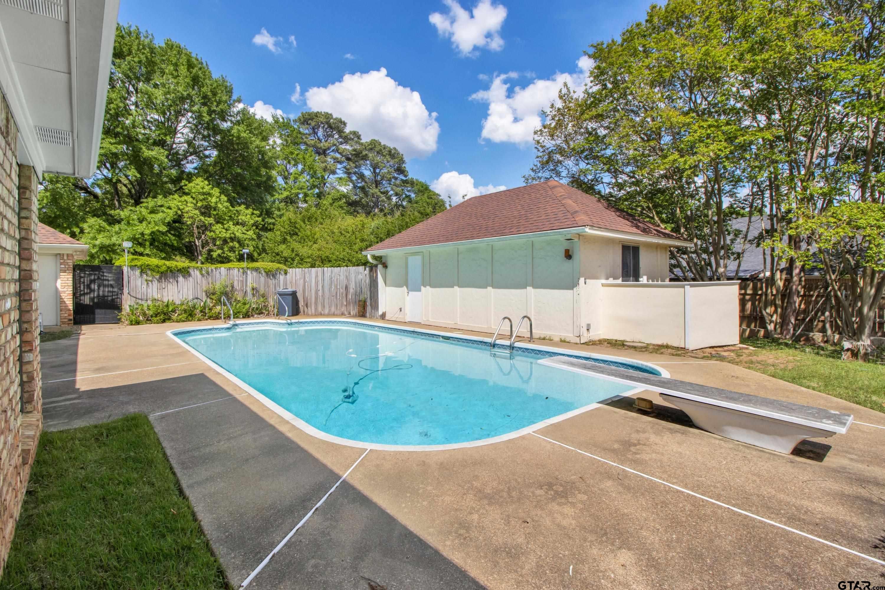 902 Kingsbury Court