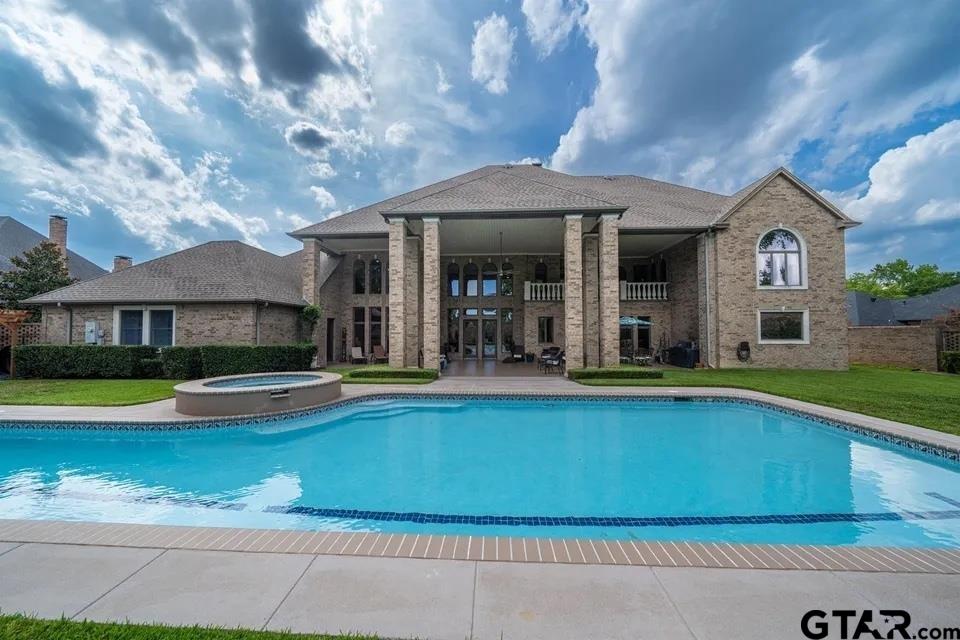 6704 Hollytree Circle
