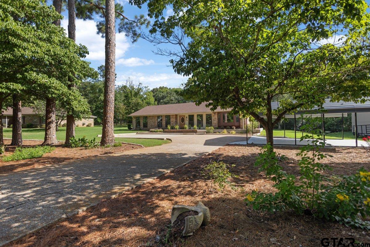 208 Treetop Ln