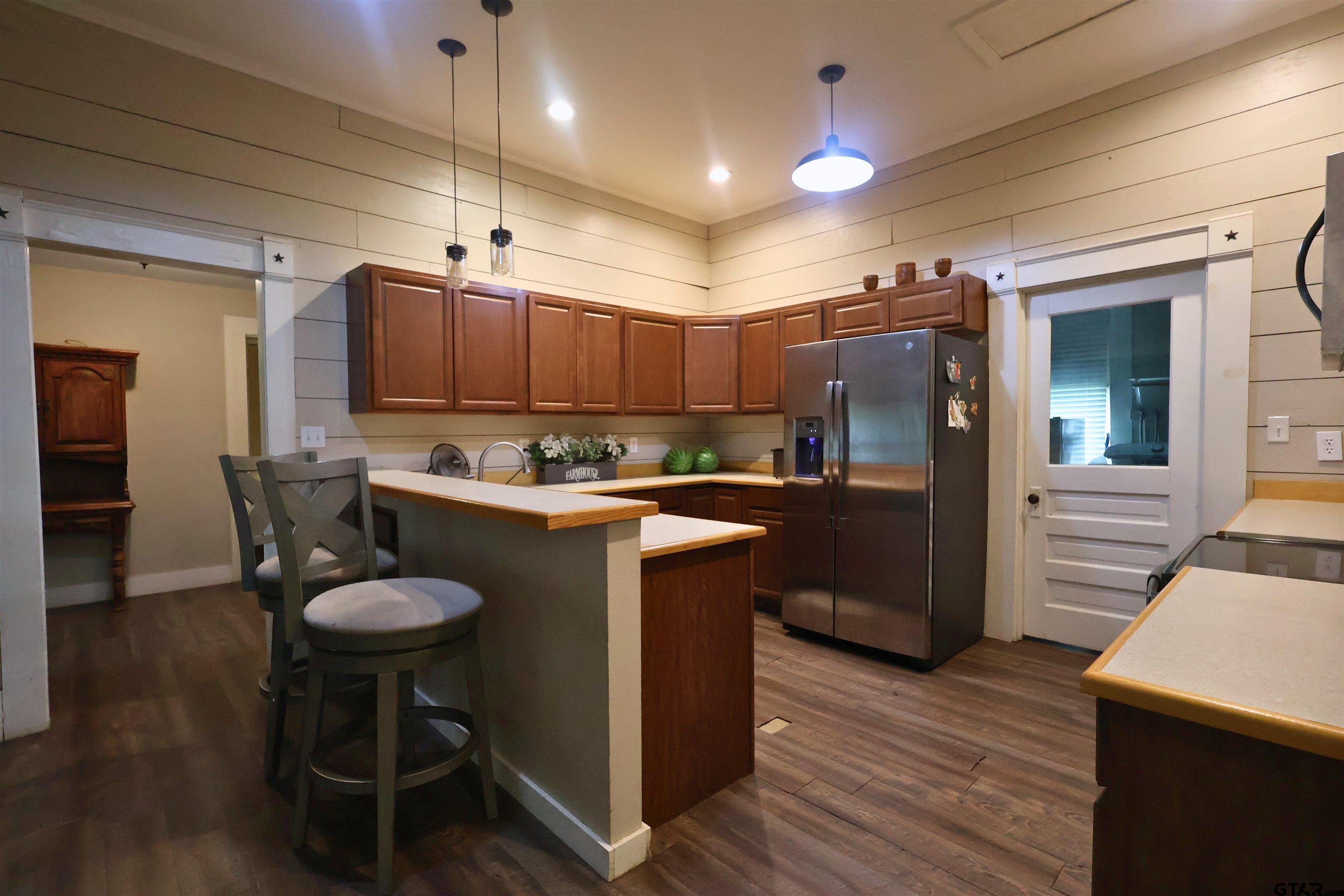 210 Hopkins - Photo 4