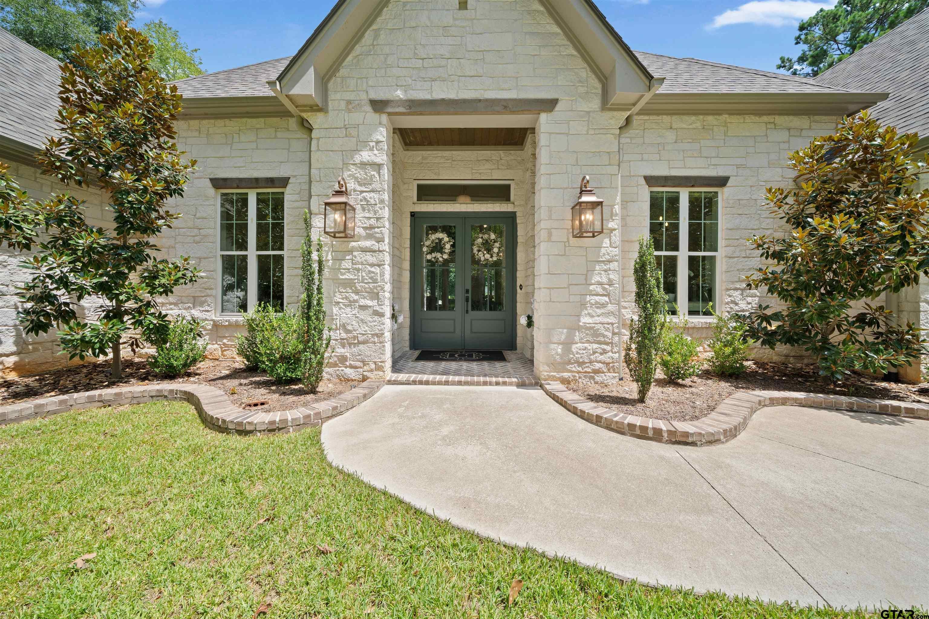 15373 Lakeside Dr