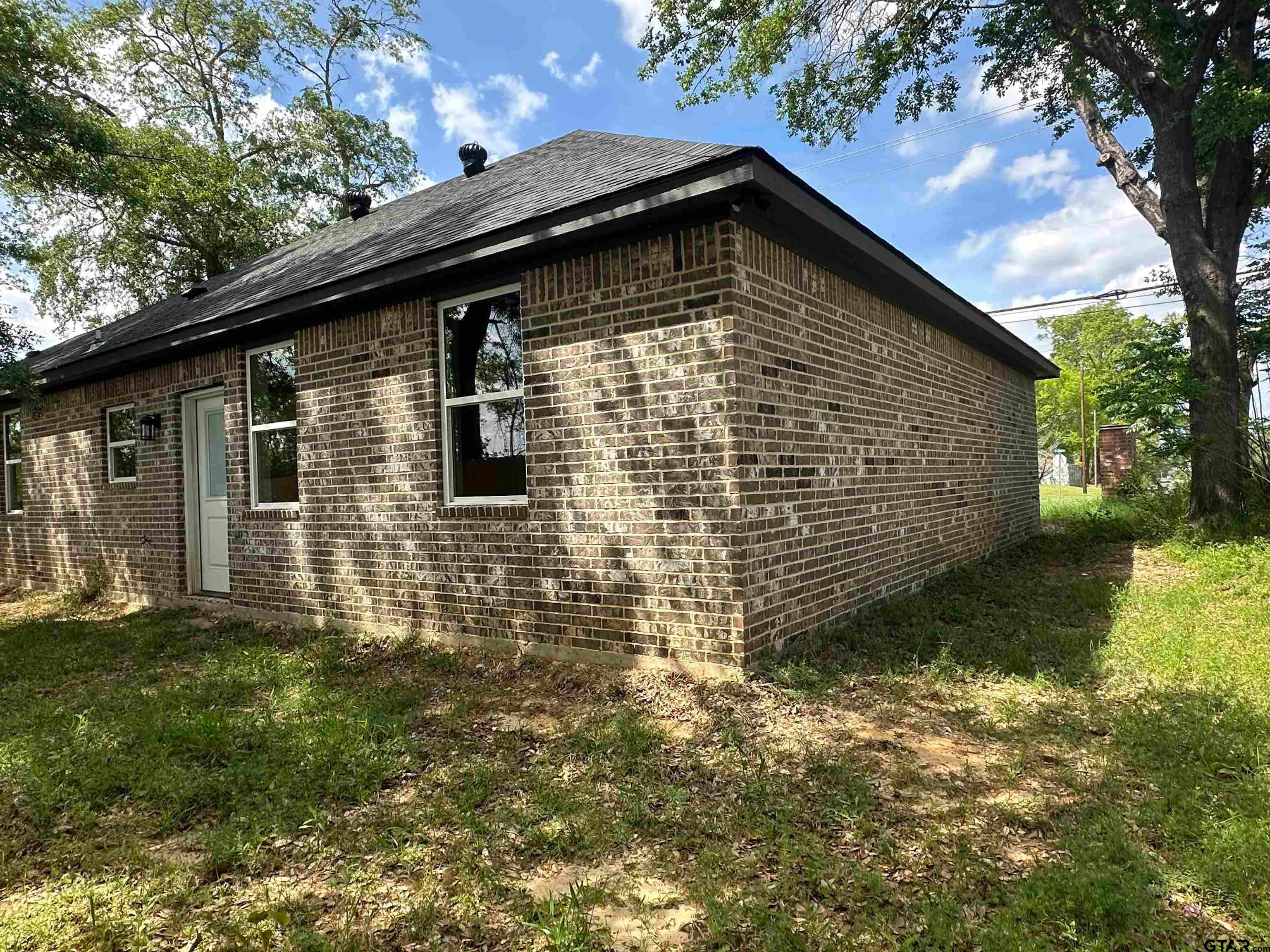 1002 E Main St