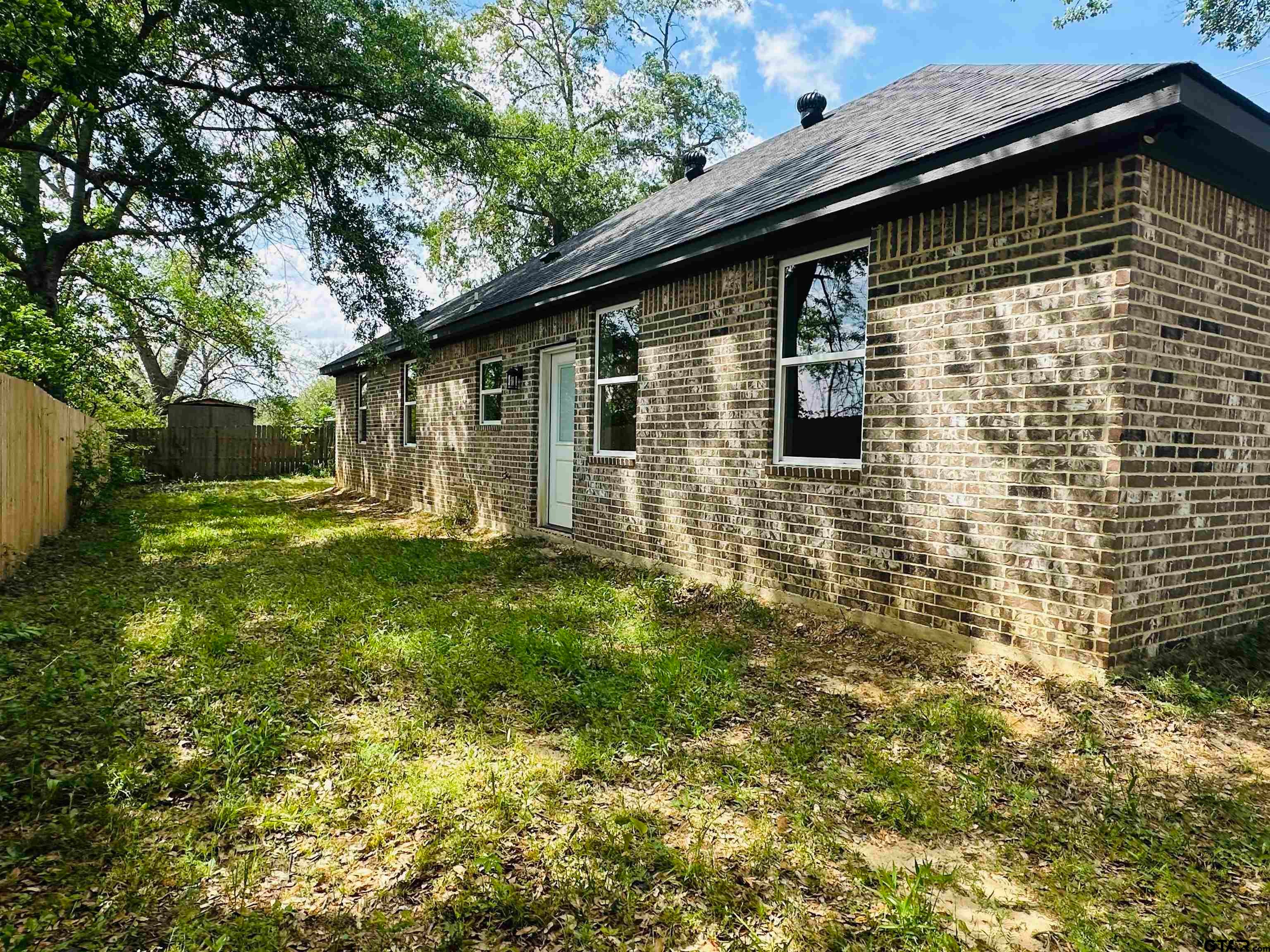 1002 E Main St