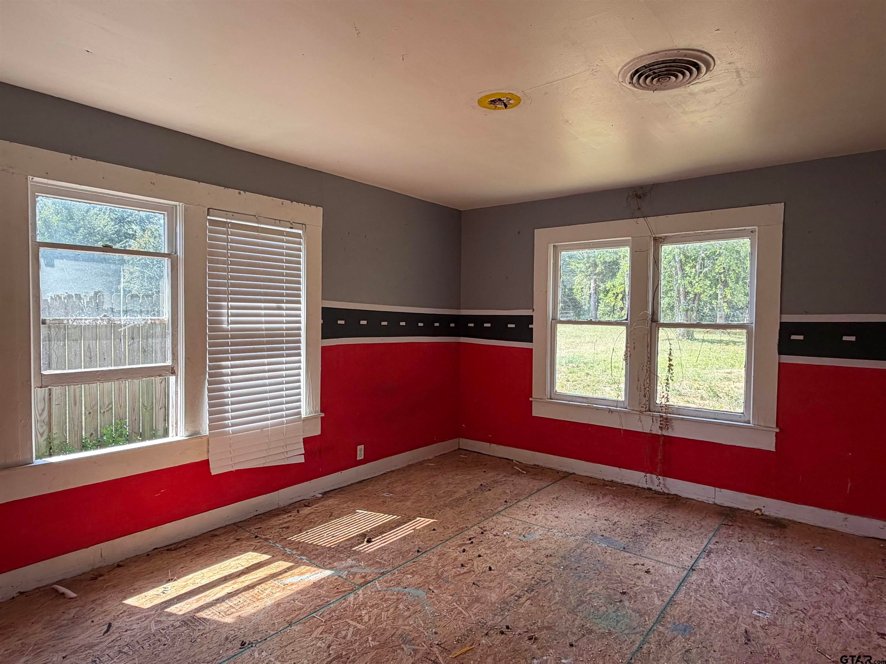 2712 W Upshur