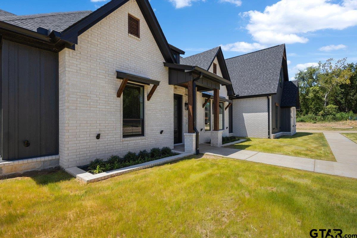 17402 Woodcrest Cir