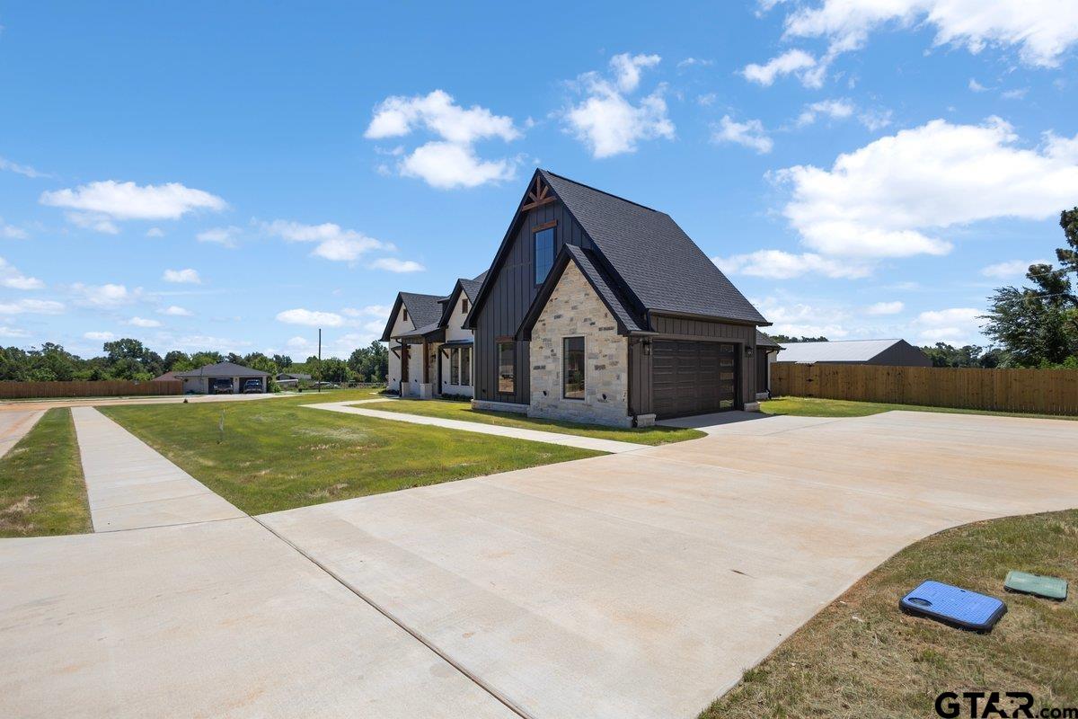 17402 Woodcrest Cir