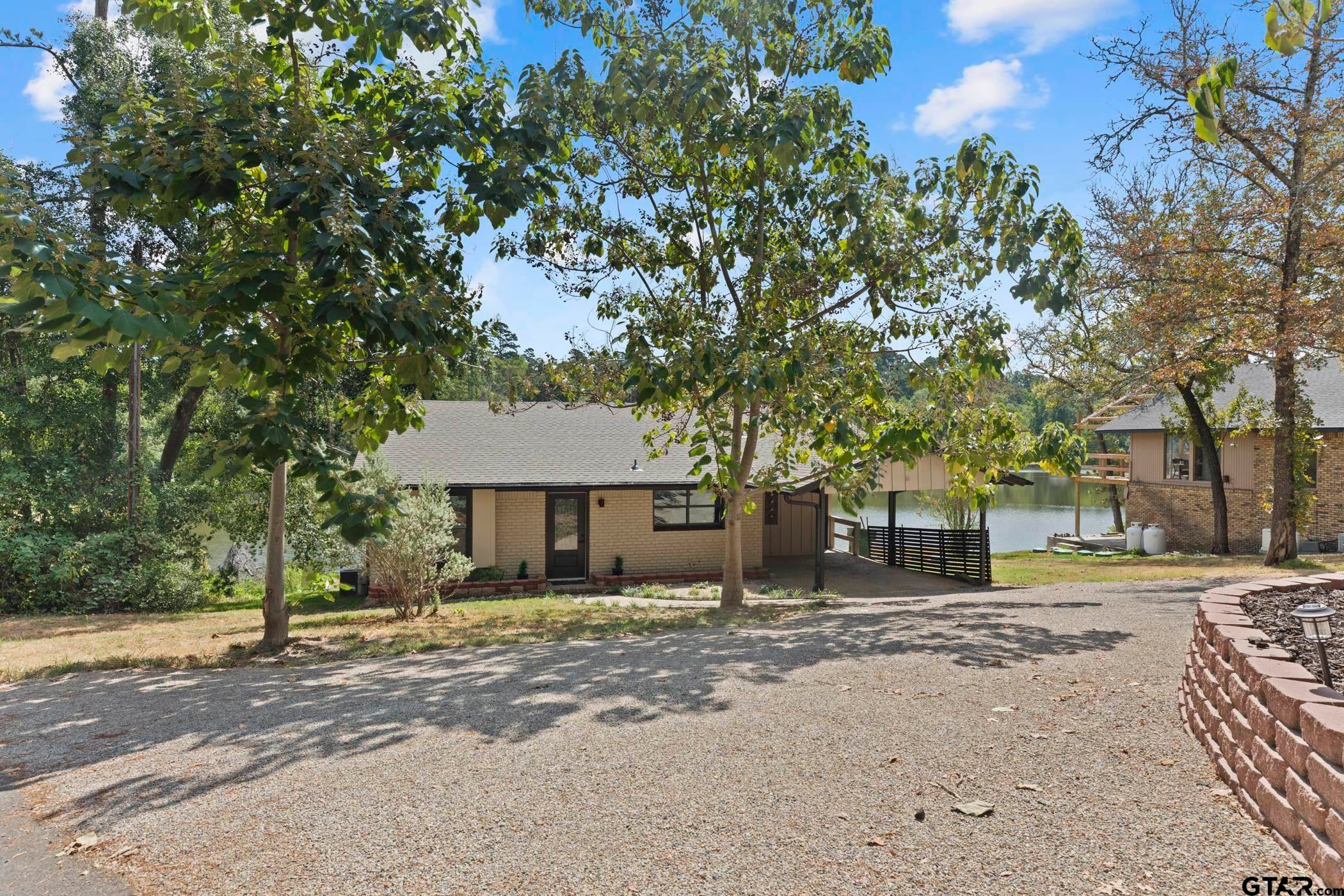1225 Chateau Ln