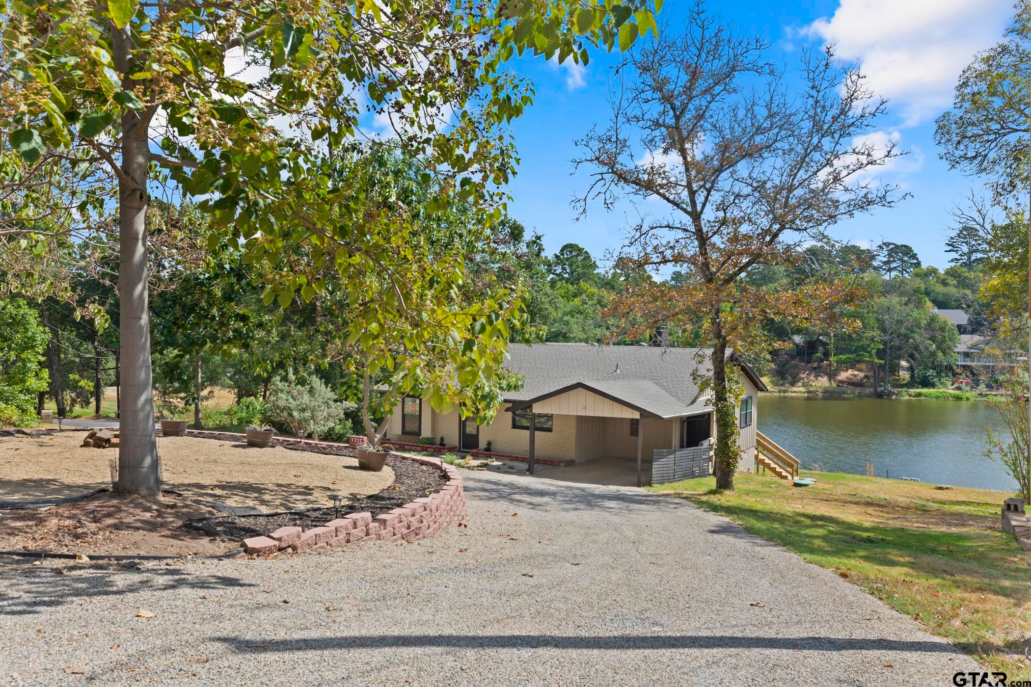 1225 Chateau Ln