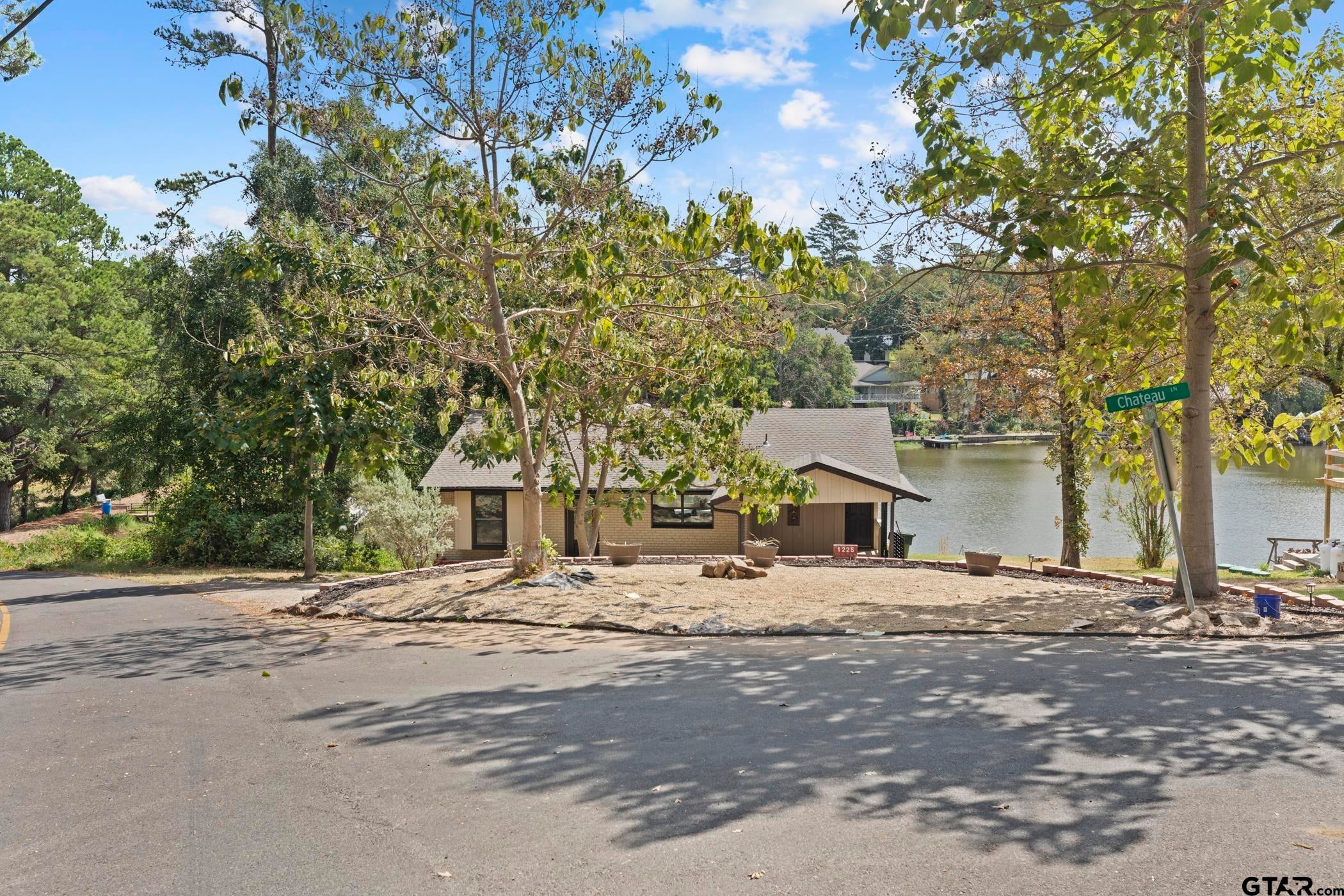 1225 Chateau Ln