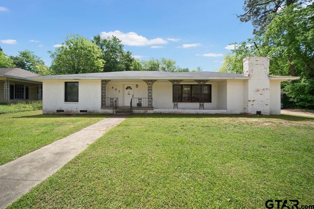 907 Henderson St.