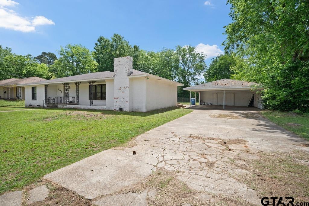 907 Henderson St.