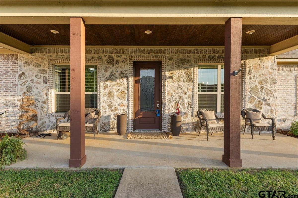 565 Oak Grove Way