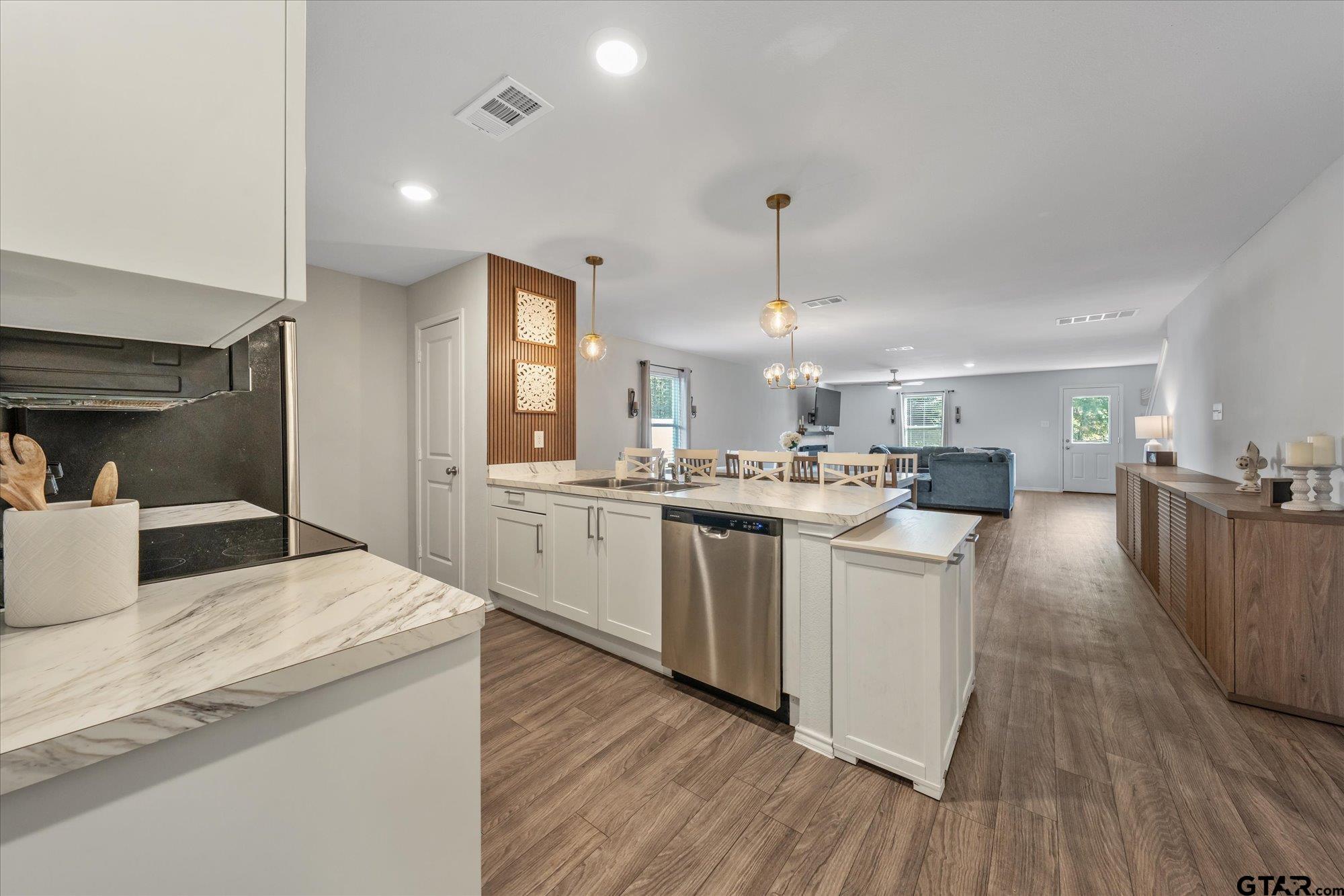 1206 River Oaks Ln