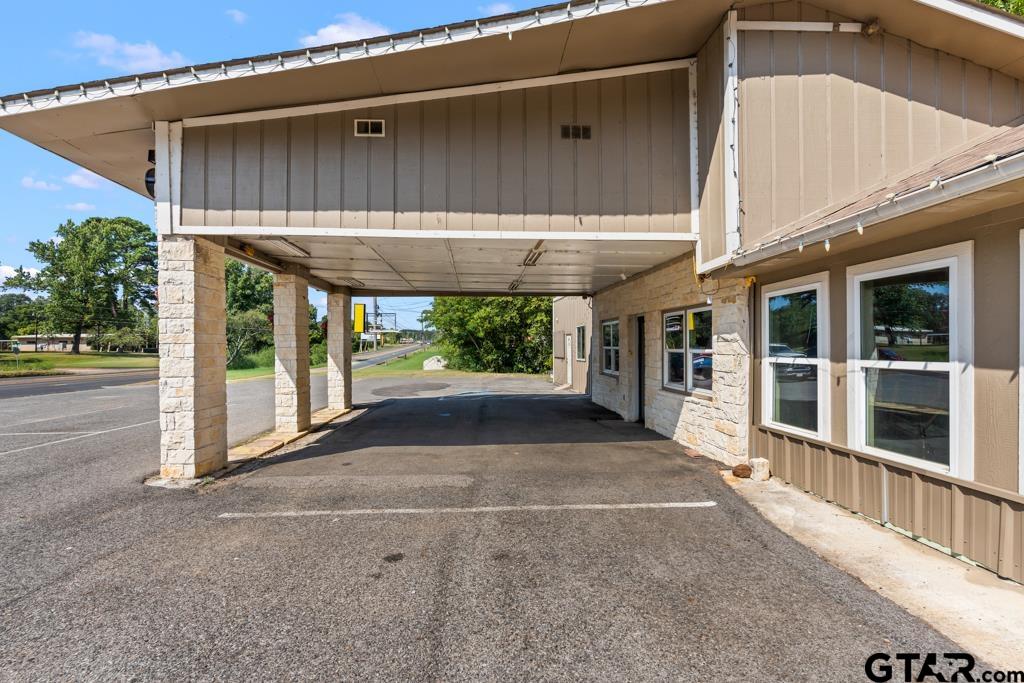 613 E Highway 31