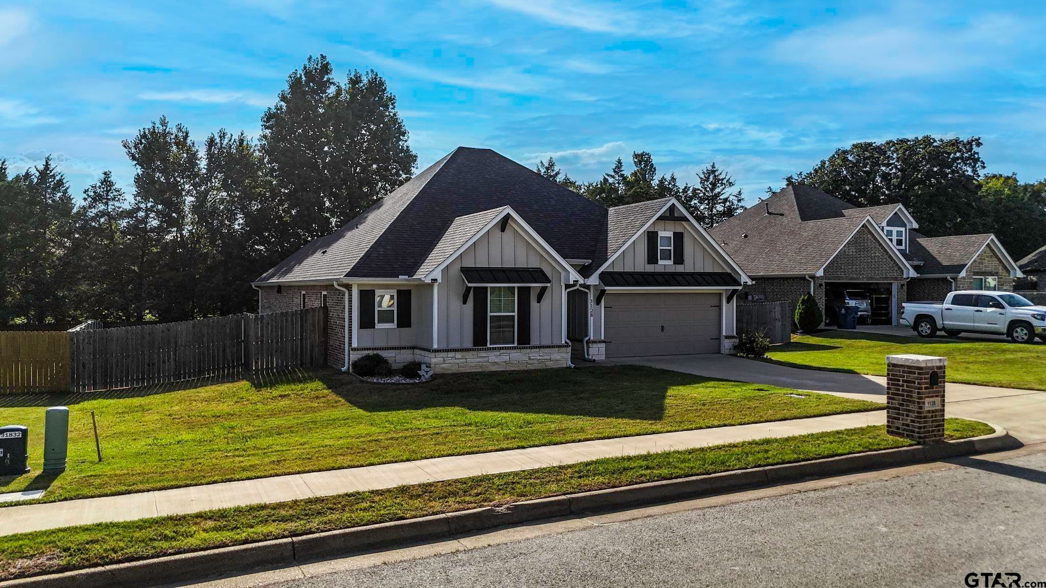 1128 Rhome Road