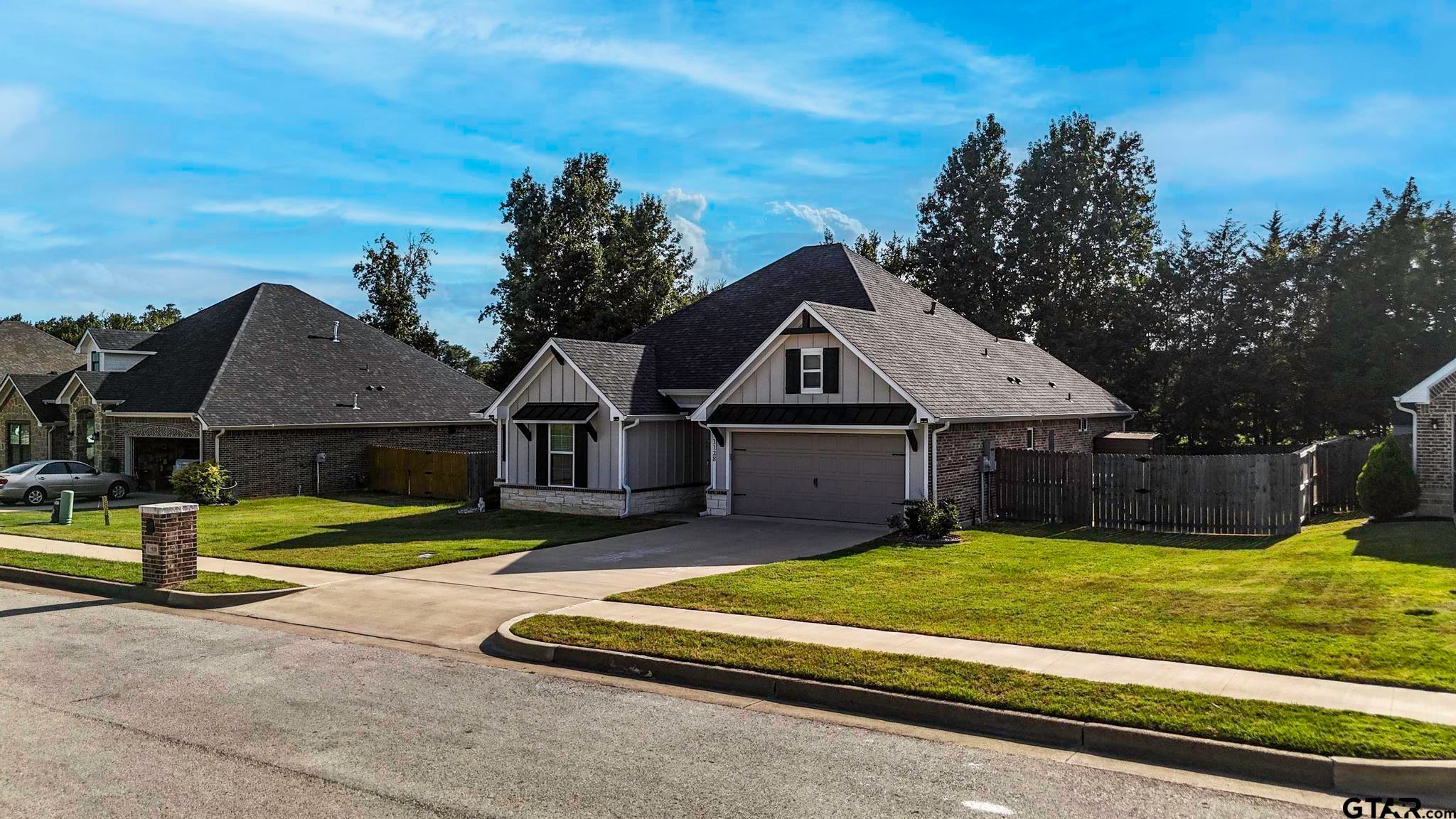 1128 Rhome Road