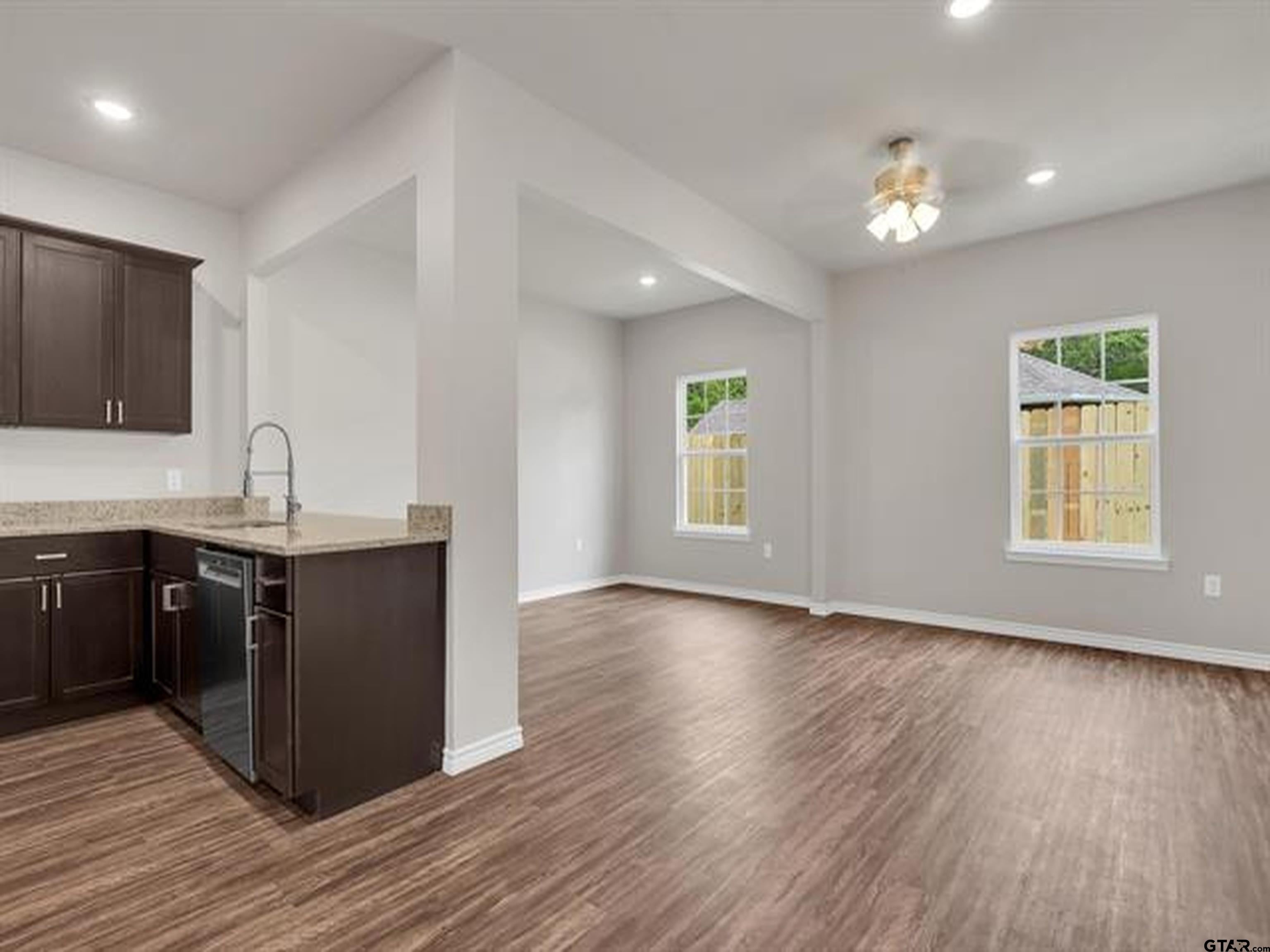 163/165 Village North Cir