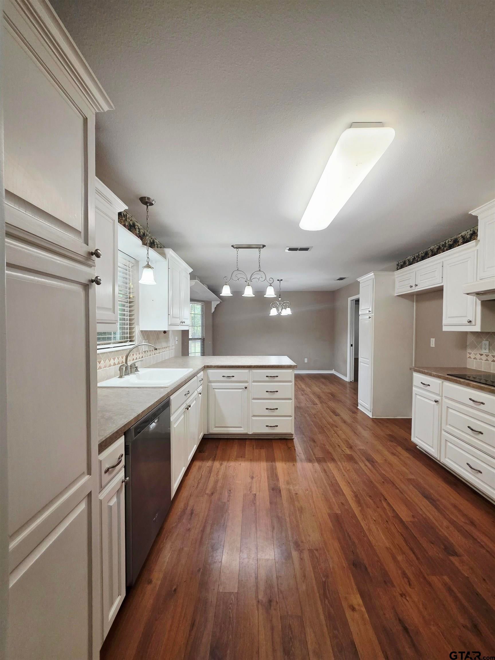 1304 N Whatley
