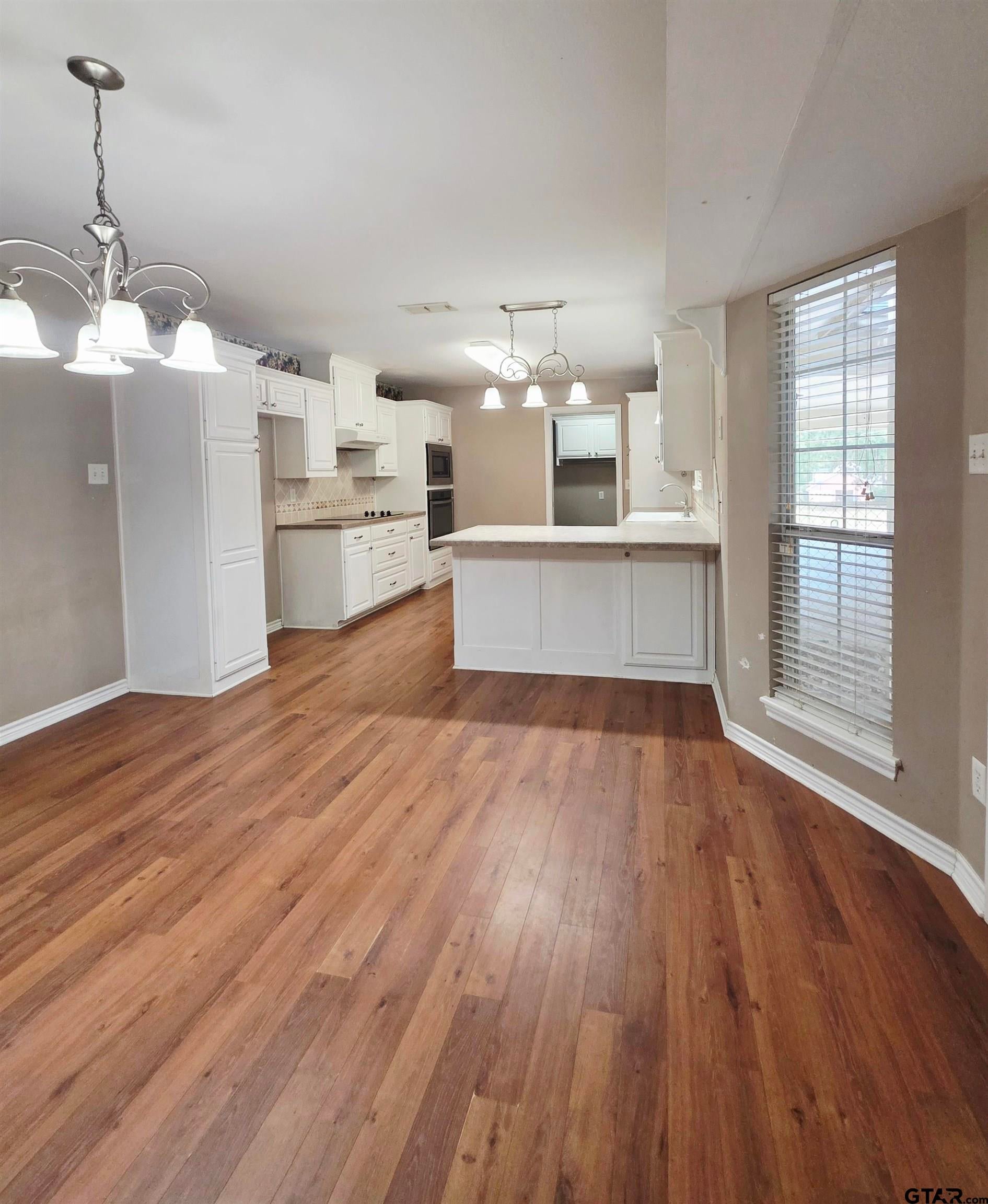 1304 N Whatley