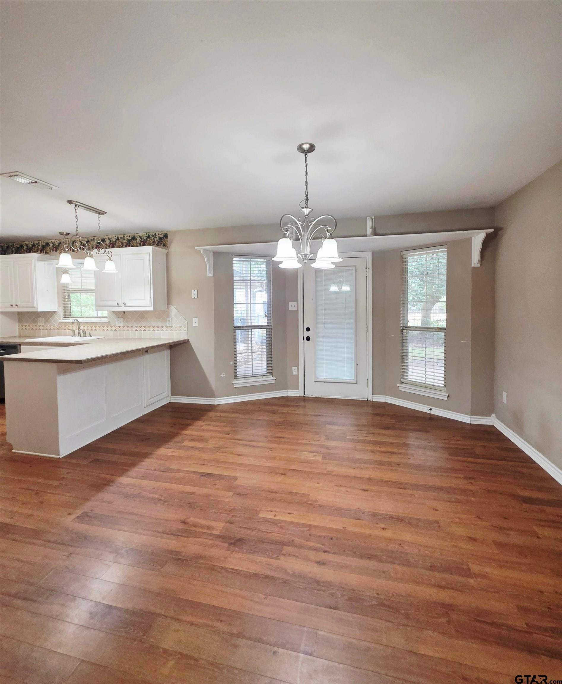 1304 N Whatley