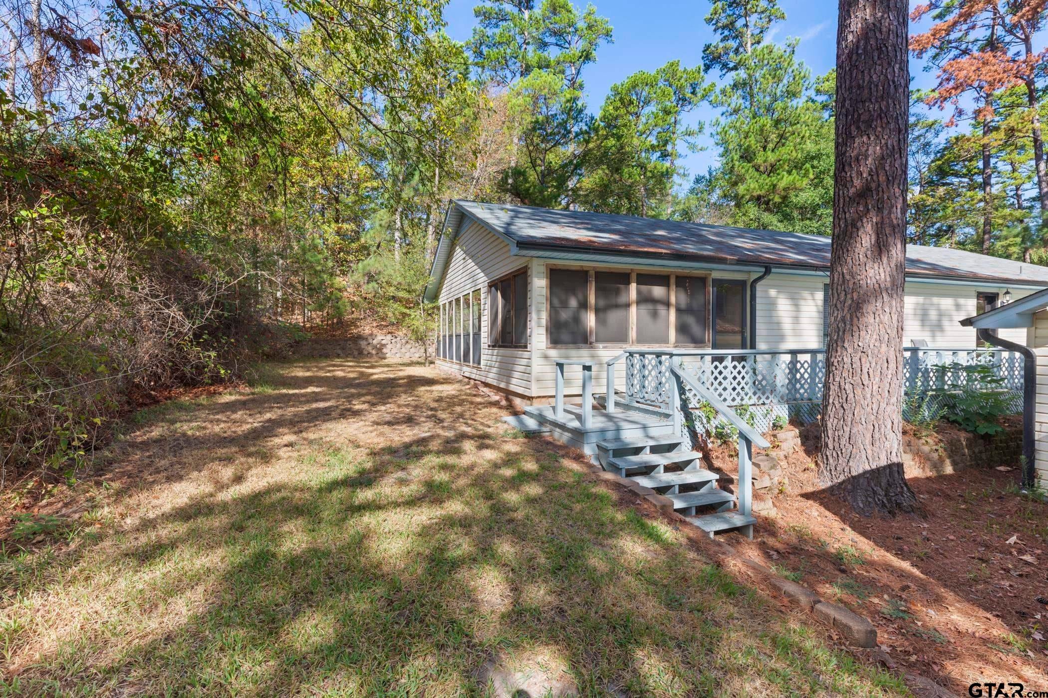 1656 Pineview Ln