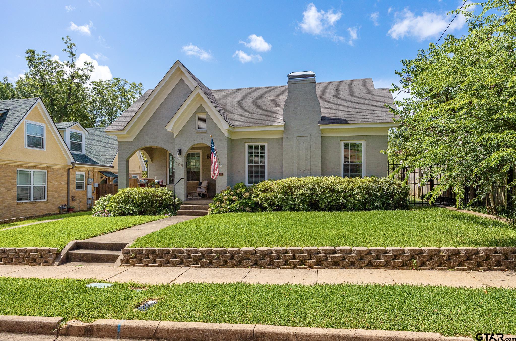 206 W Shaw