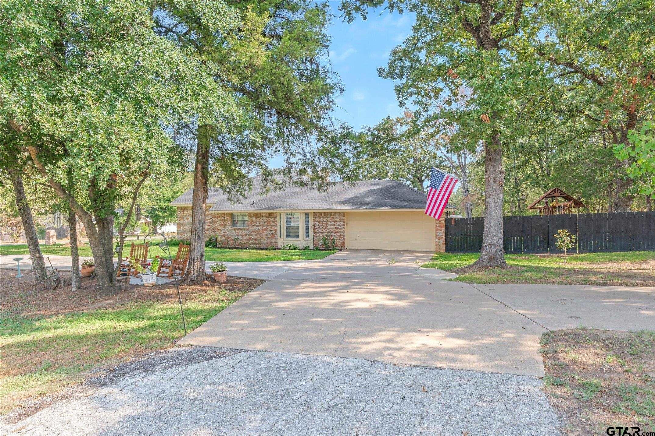 2 Bentwood Circle
