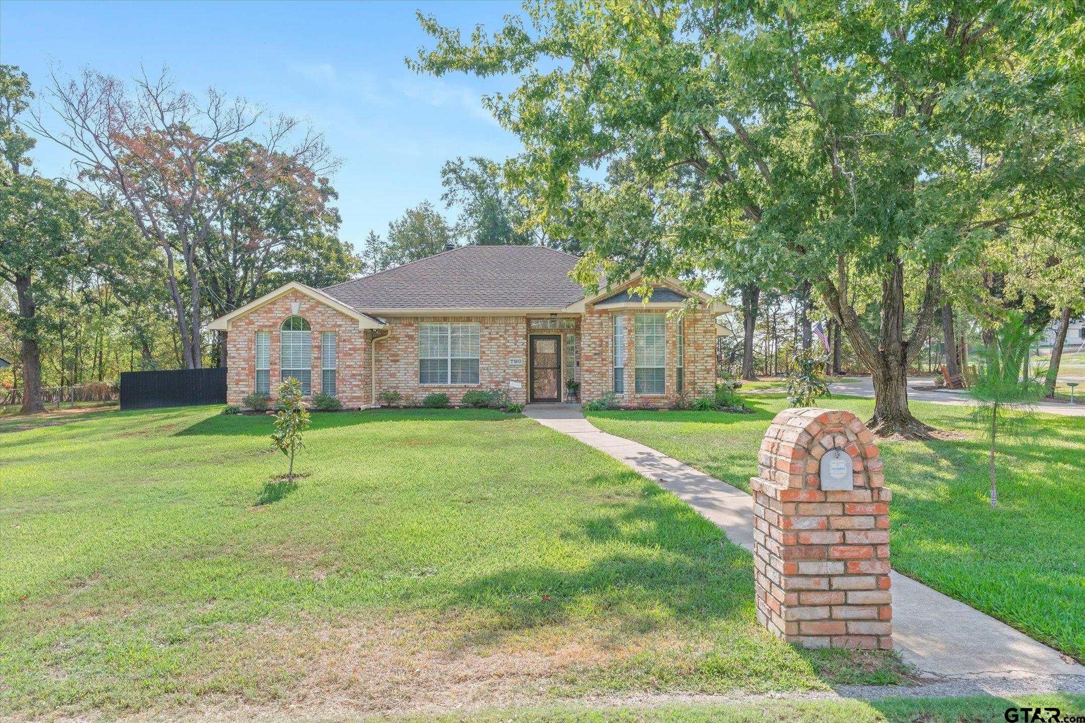 2 Bentwood Circle