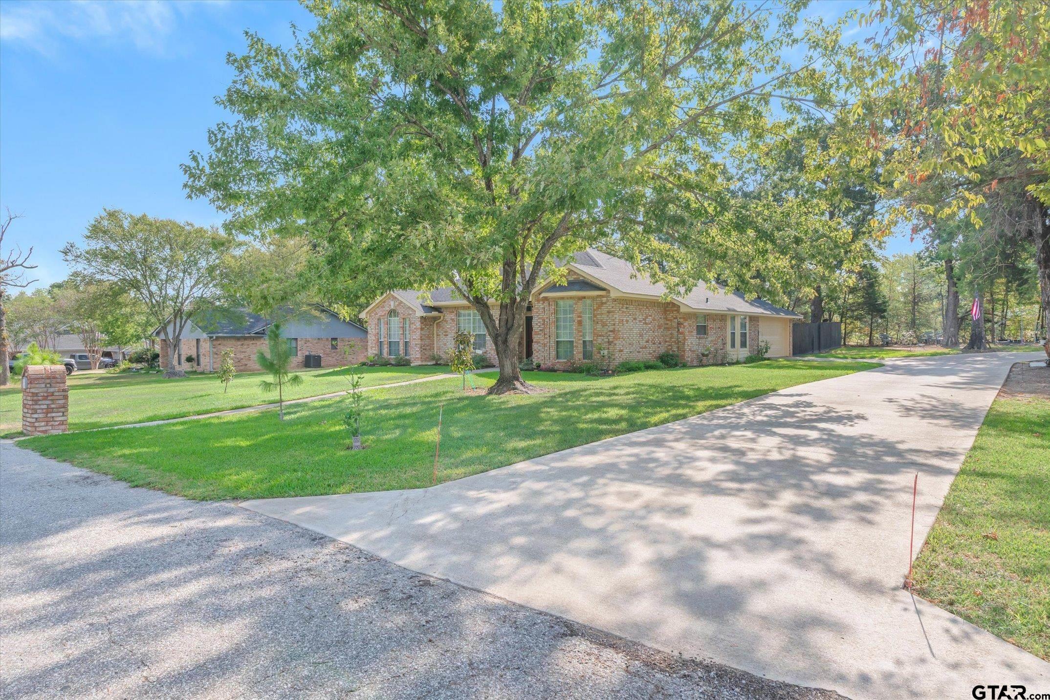 2 Bentwood Circle