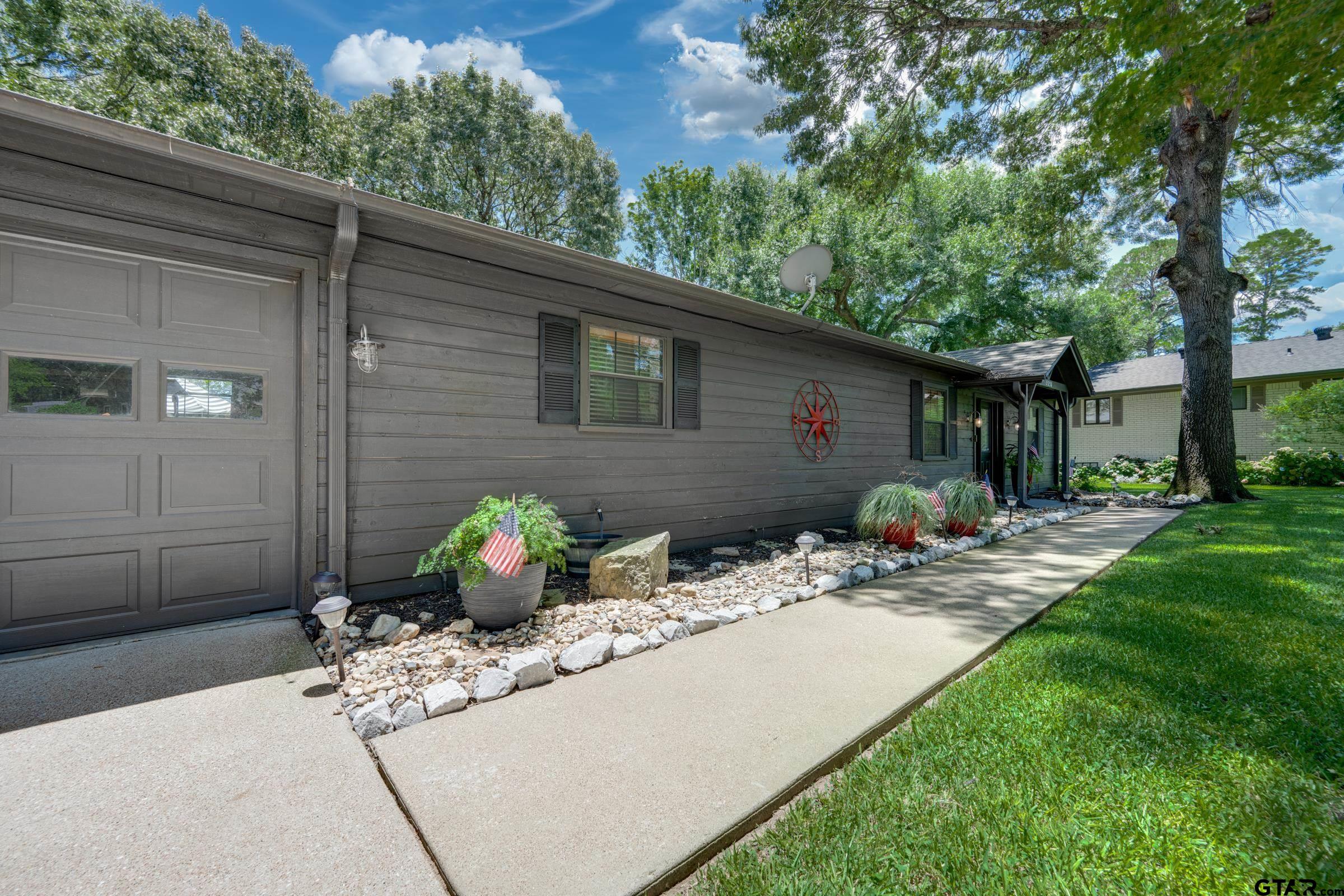23258 Edgewater Dr