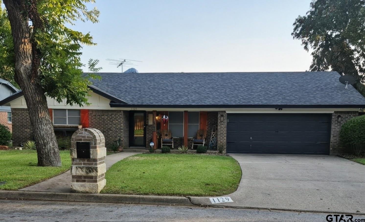 1129 Henson Dr