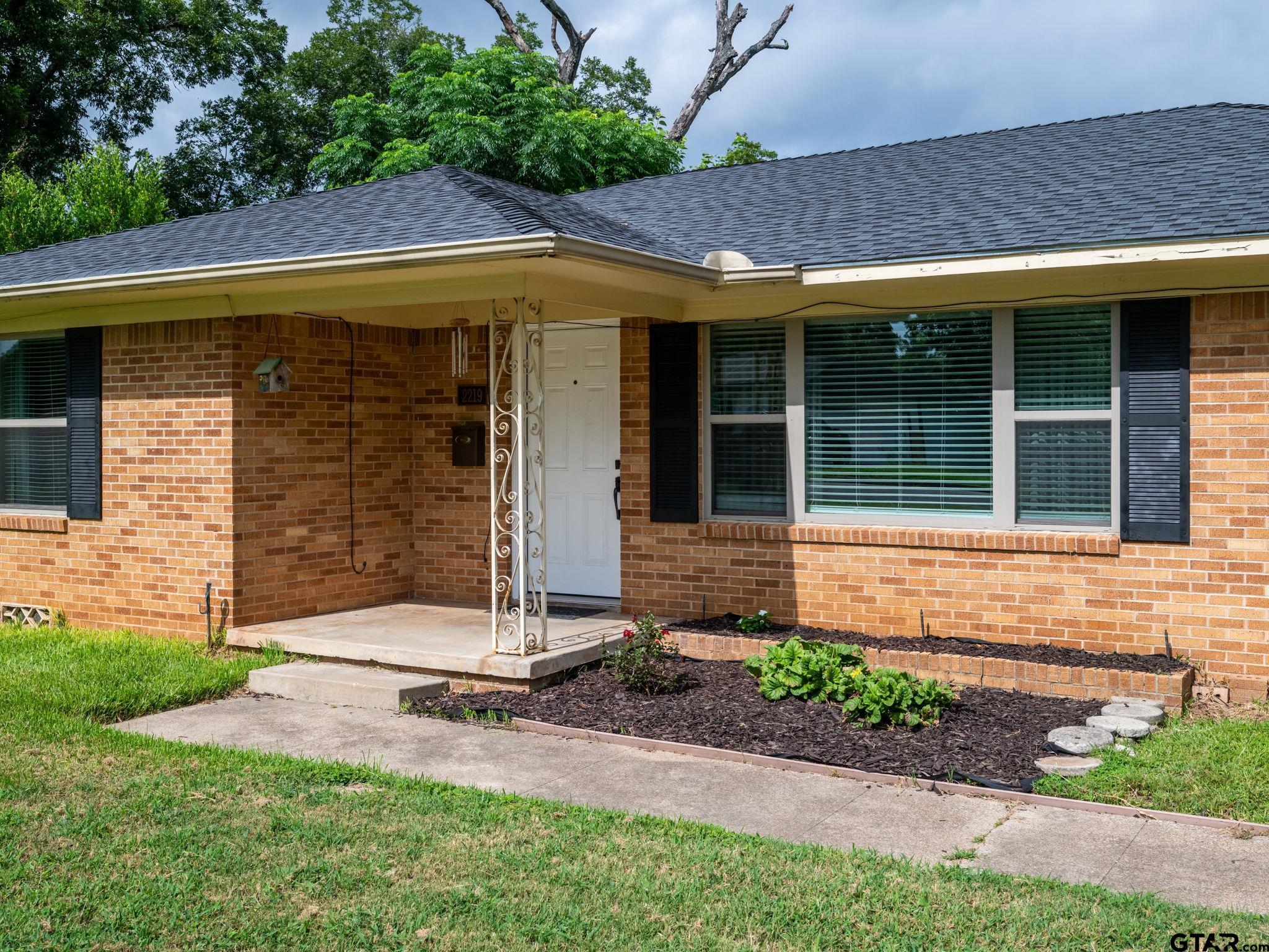 2219 Crestwood Dr