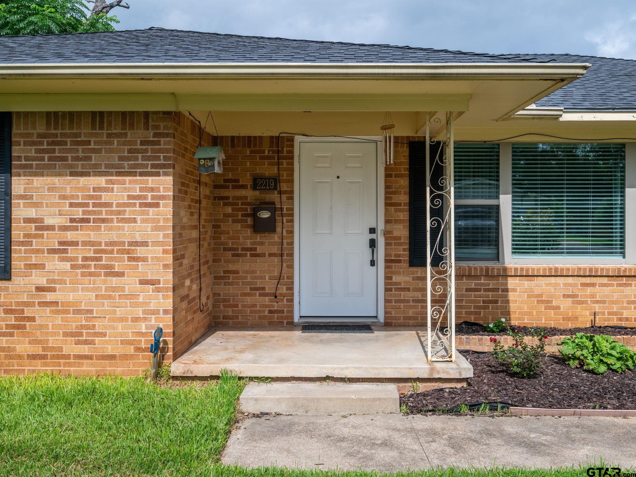 2219 Crestwood Dr