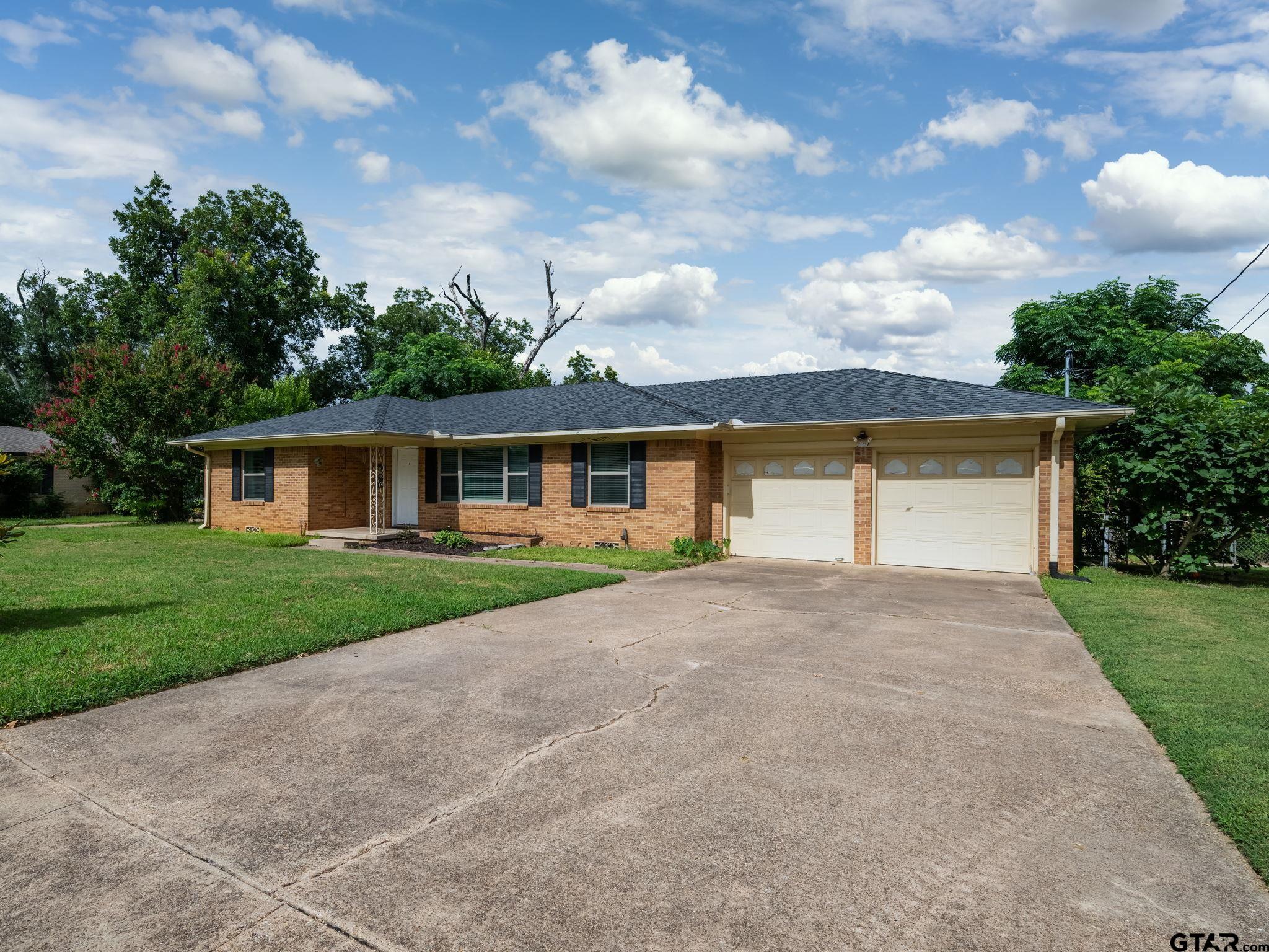 2219 Crestwood Dr