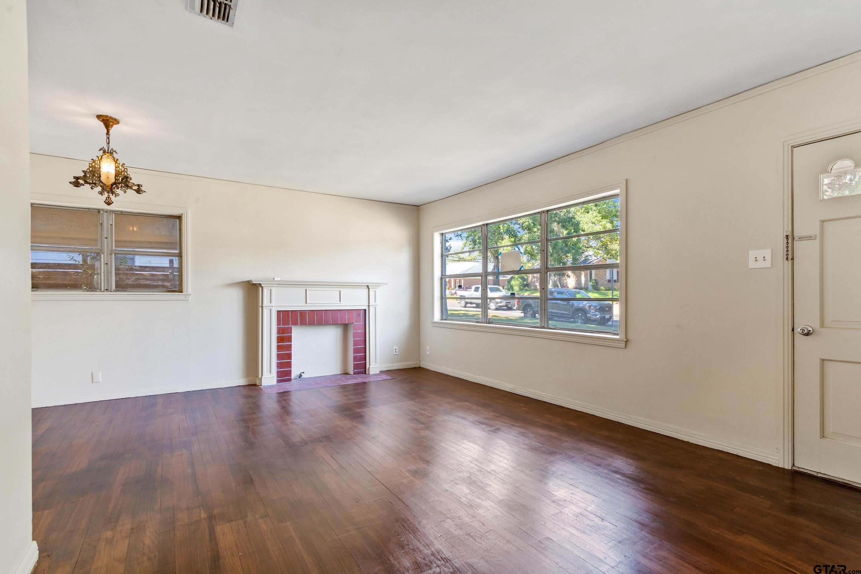 409 E 5th Street