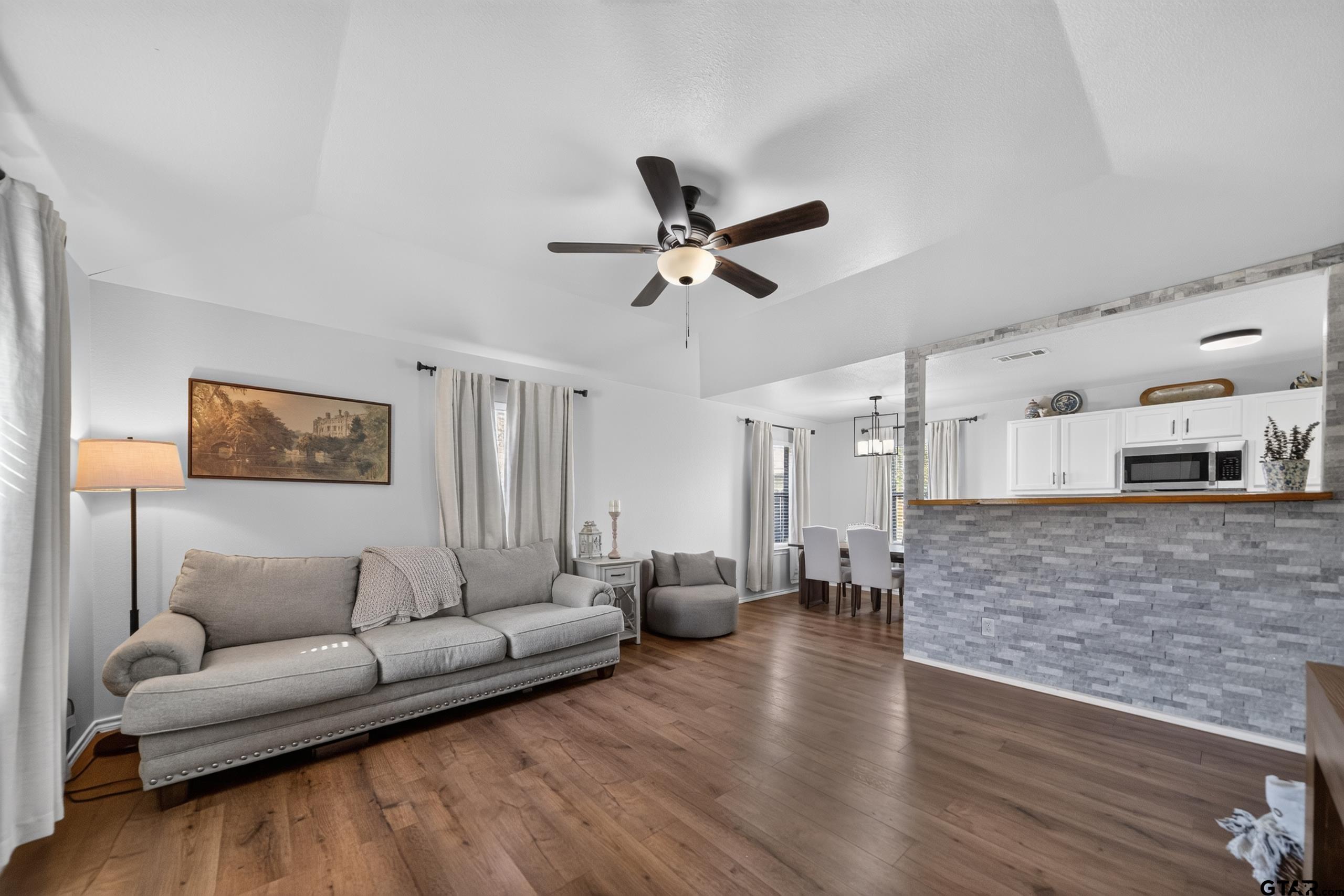 1054 Caroline Lane