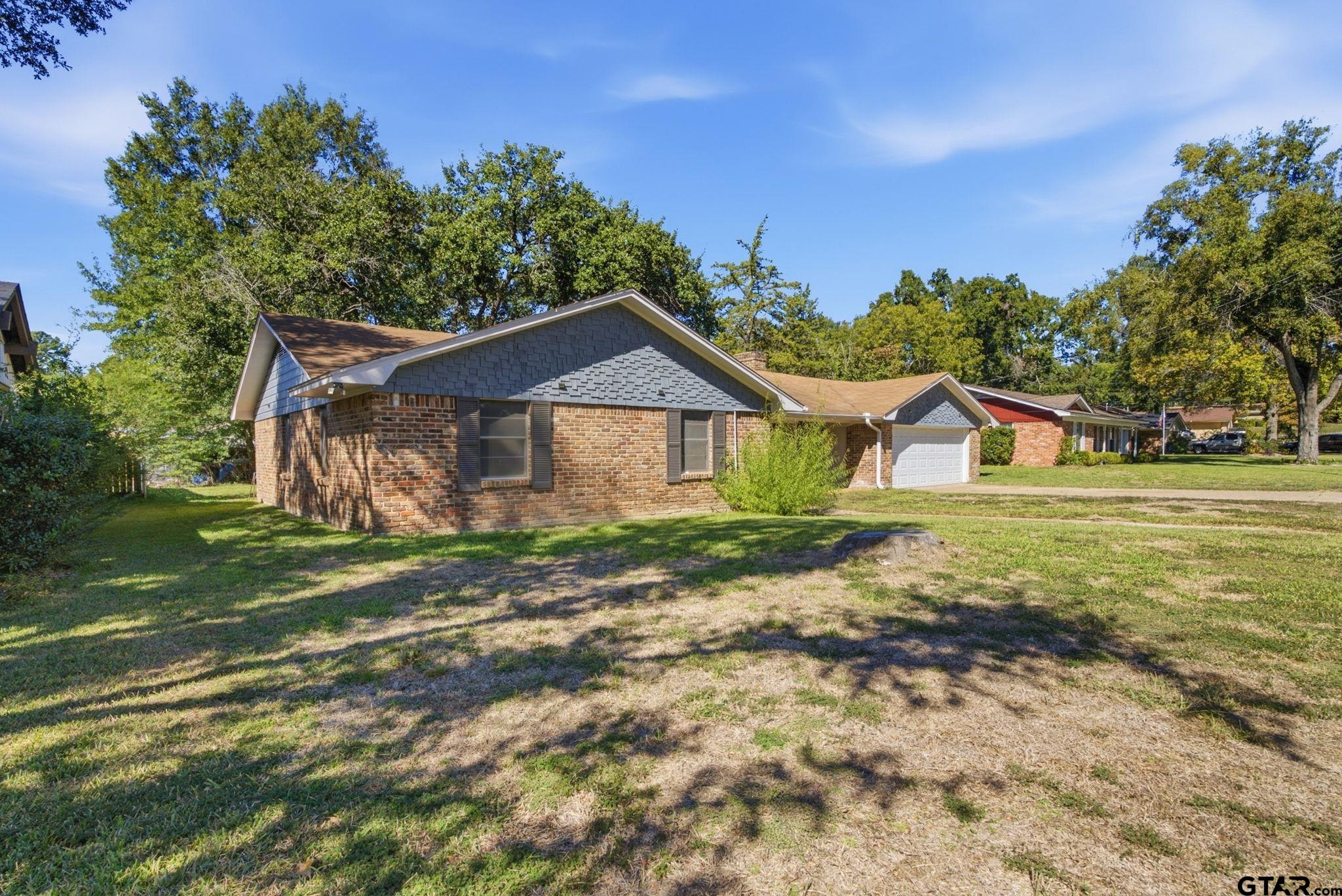 806 Neches Dr.
