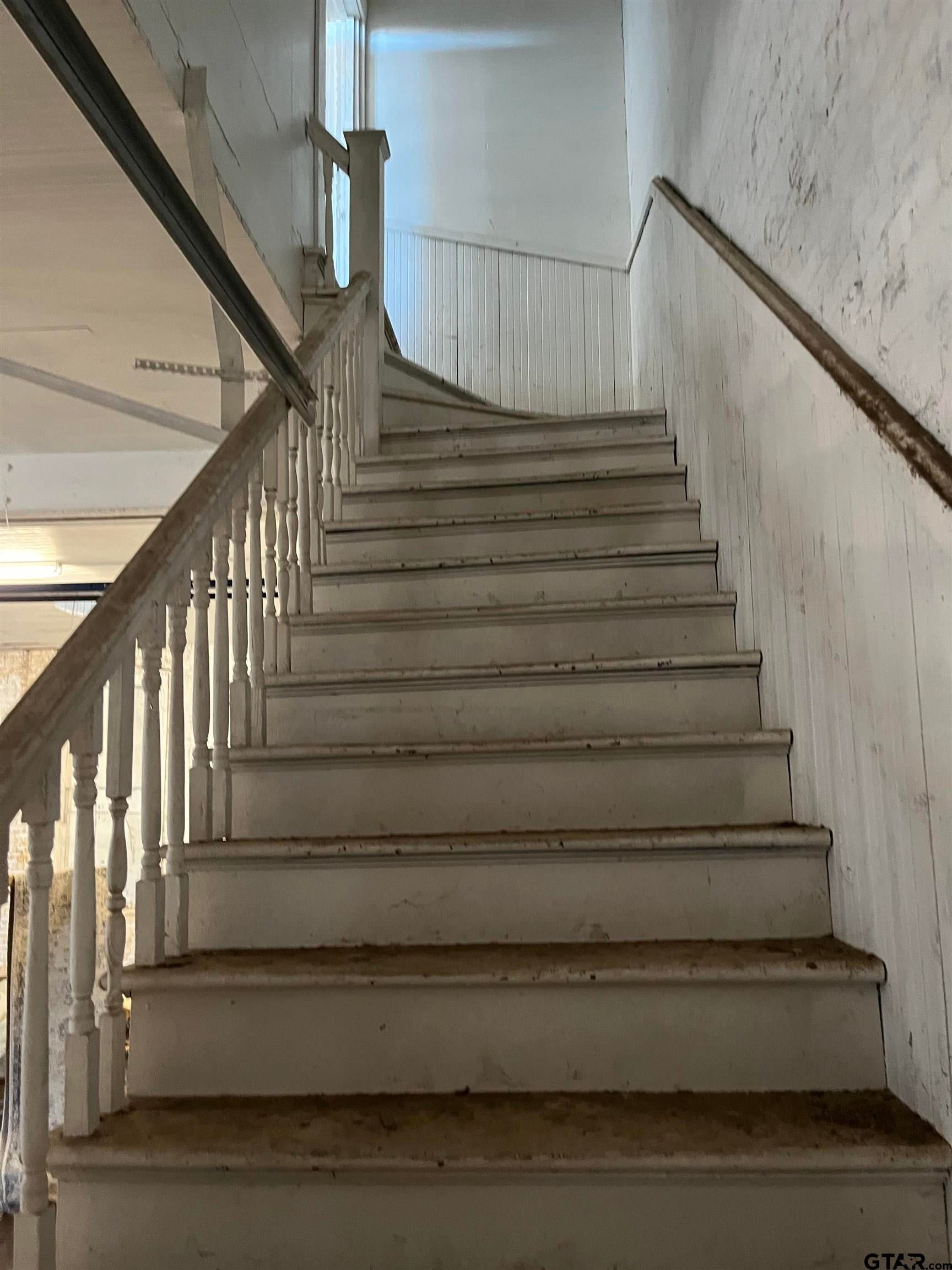 104 W CRAWFORD