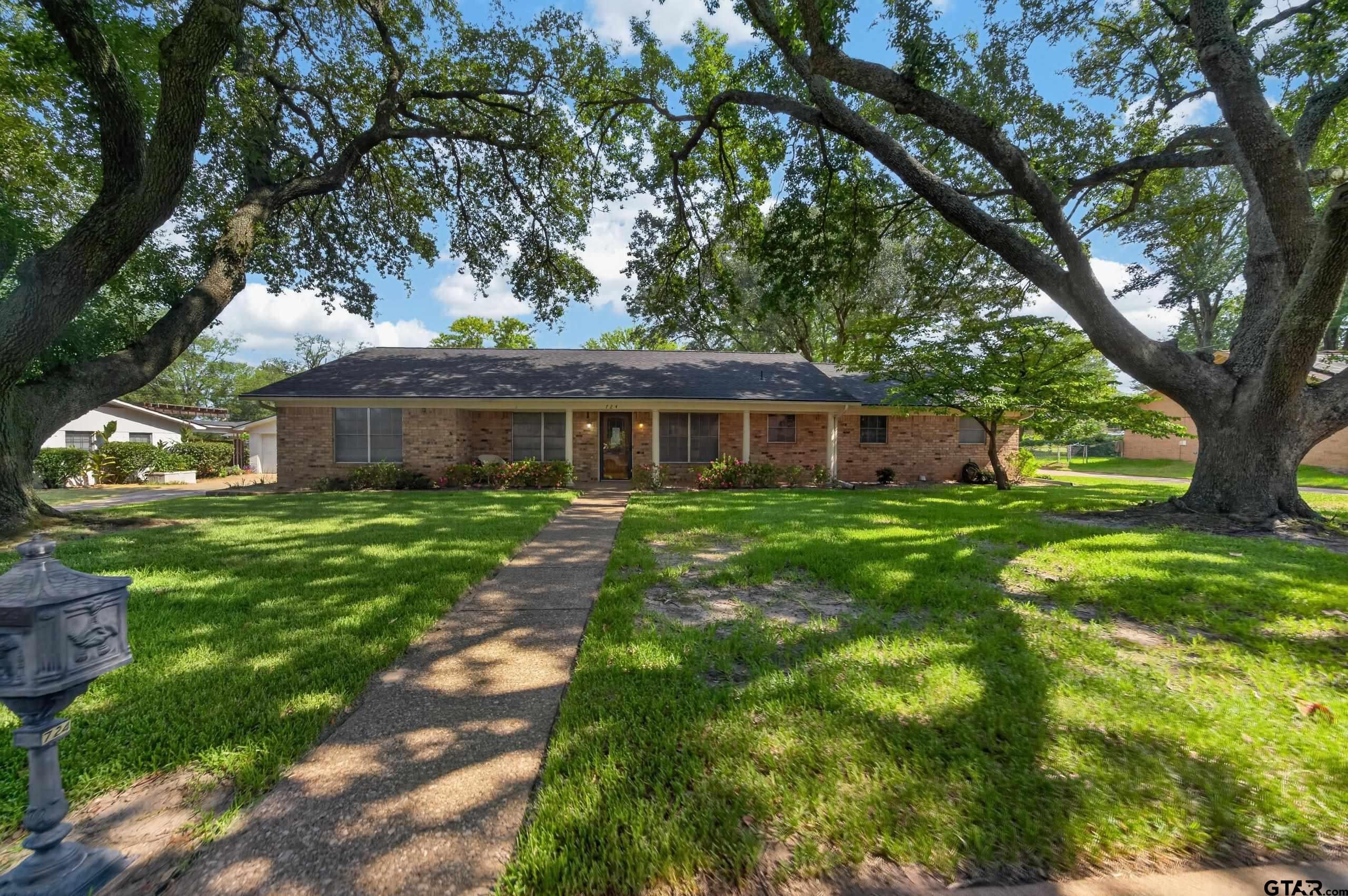 724 David Dr.