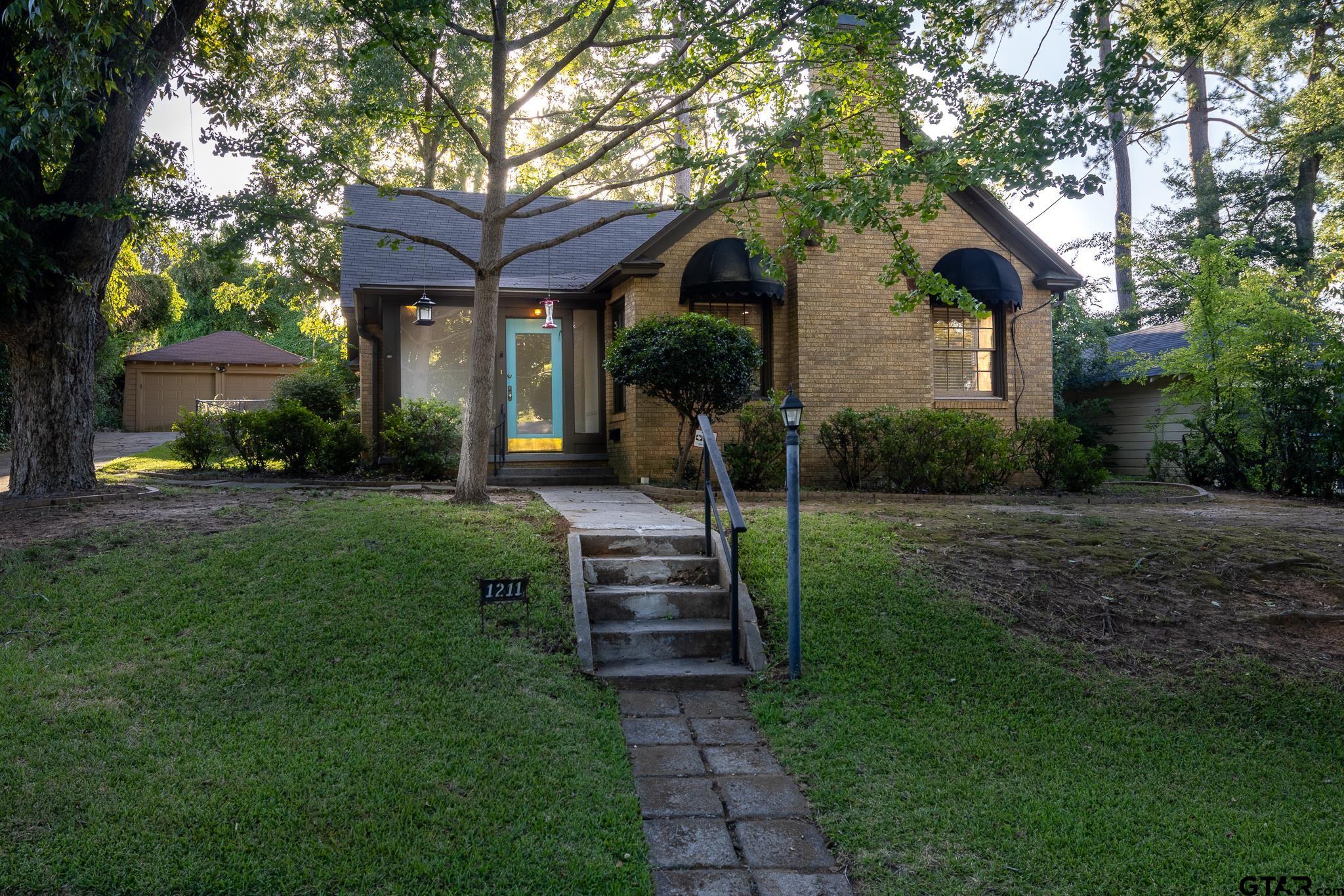 1211 S Sneed