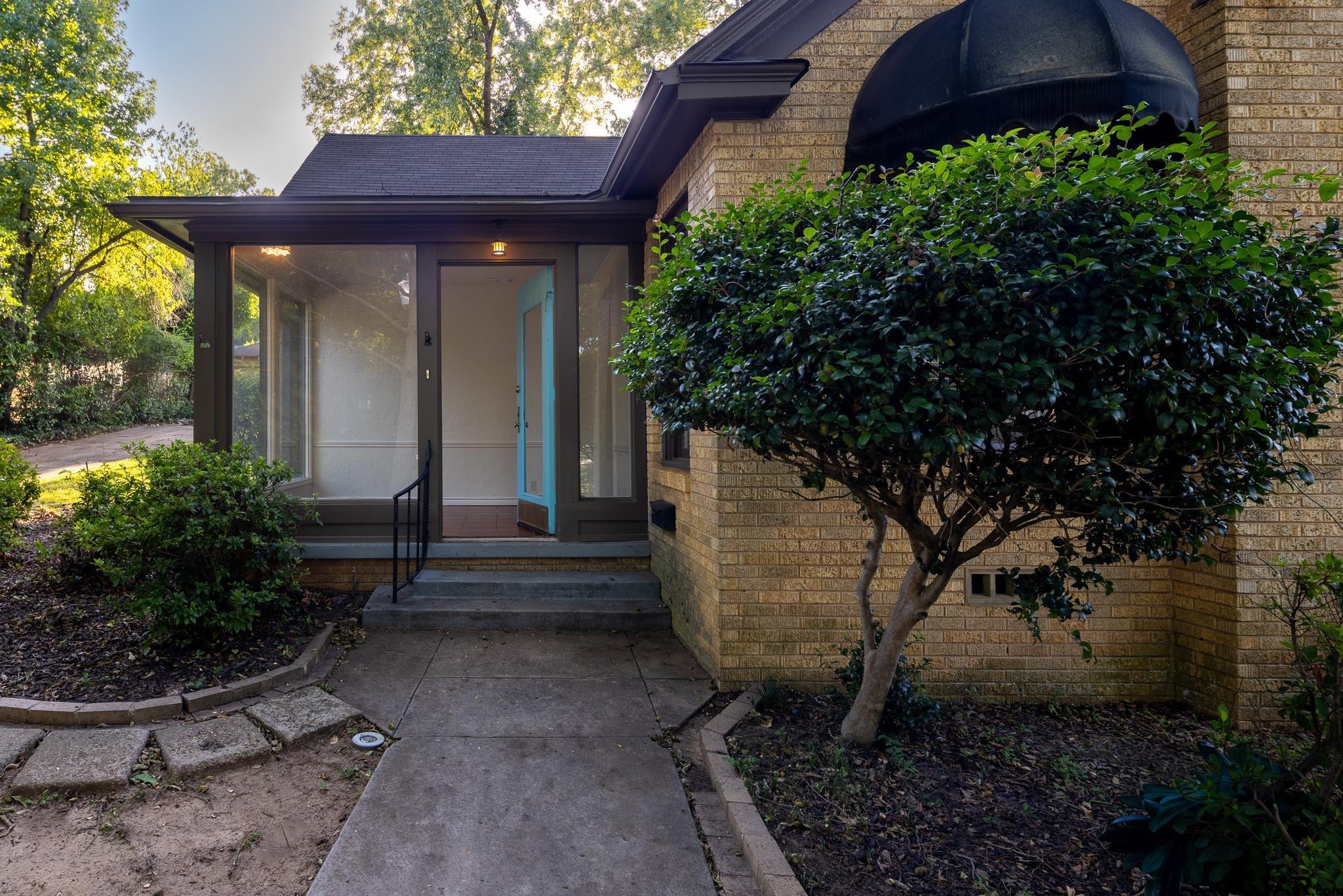 1211 S Sneed