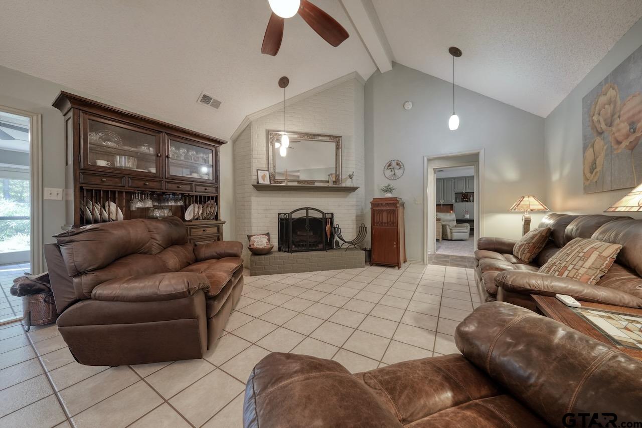 1632 Pineview Ln