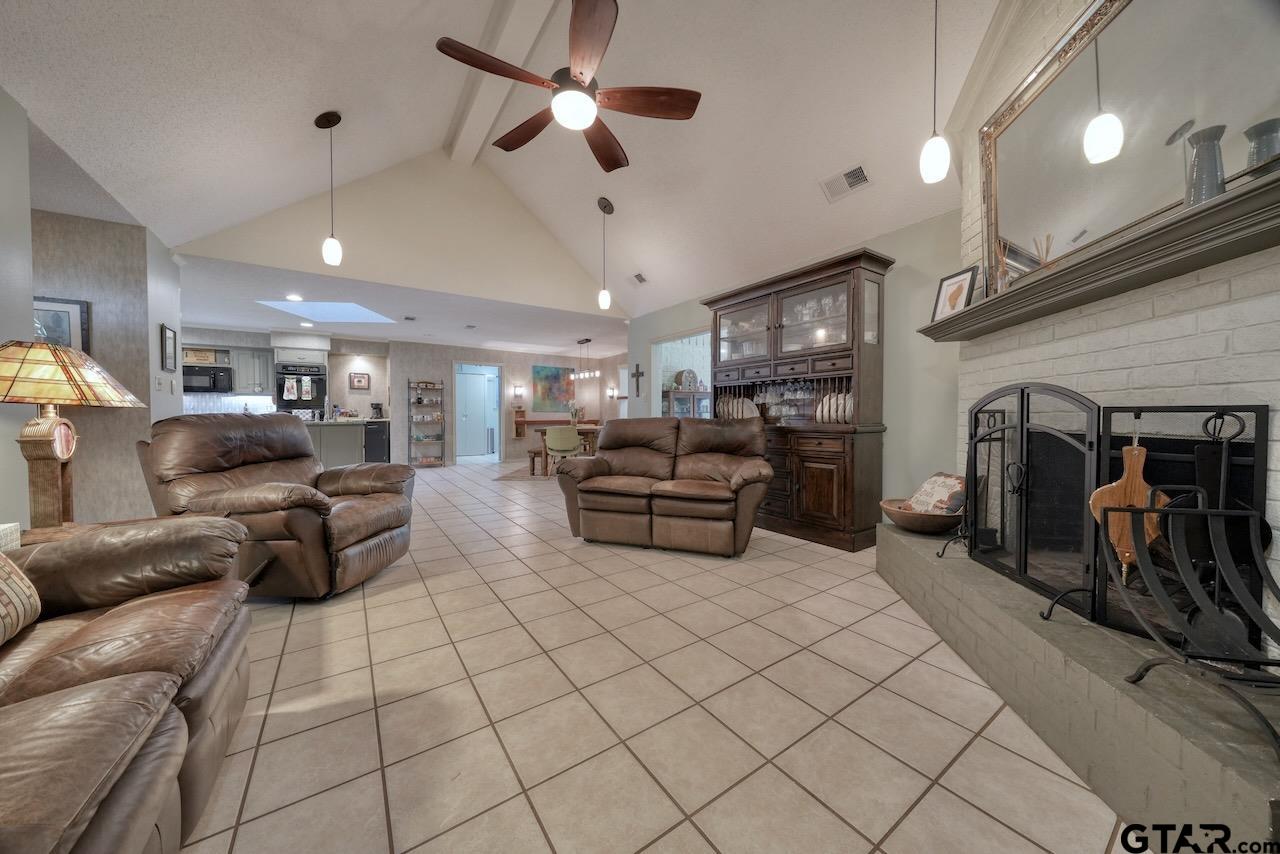 1632 Pineview Ln