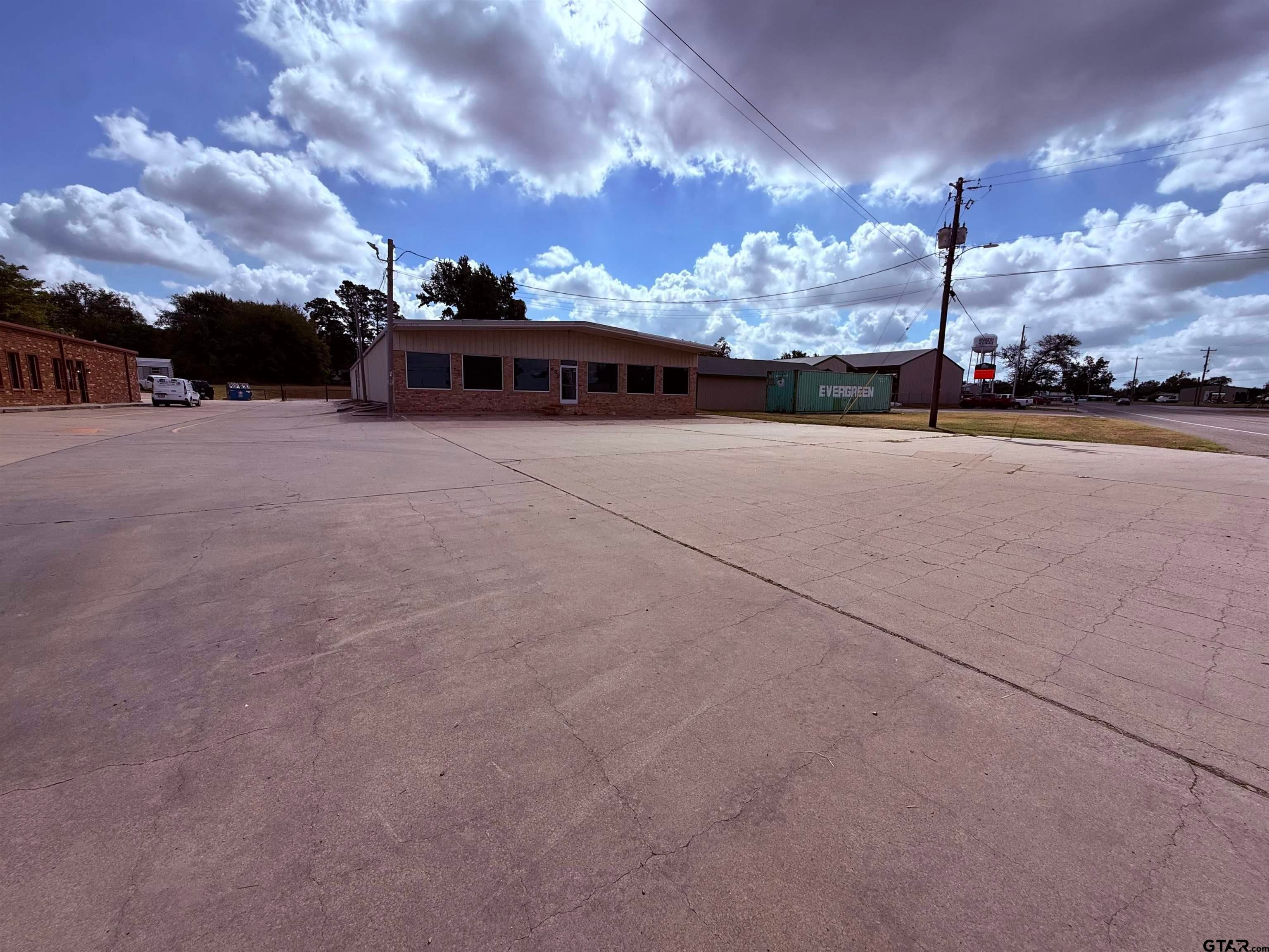 622 W Broadway